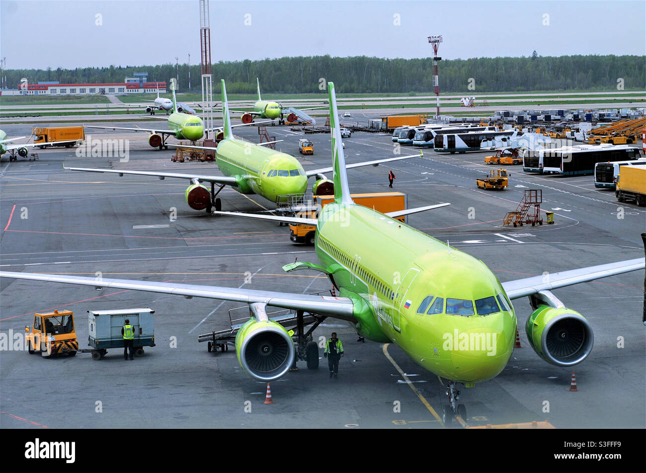 Eine Reihe grüner Flugzeuge vor dem Flug Stockfoto
