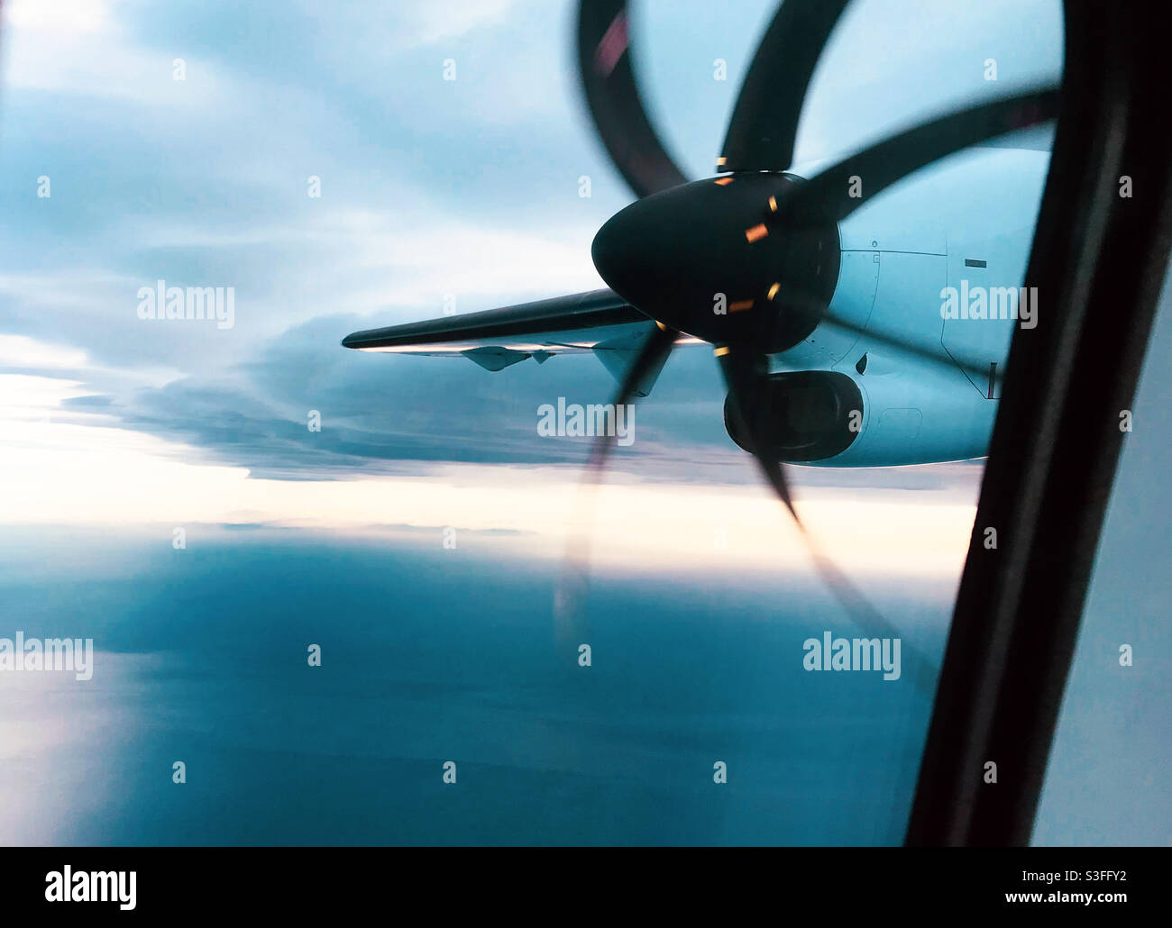 Propeller von Inlandsflugzeug im Flug Stockfoto