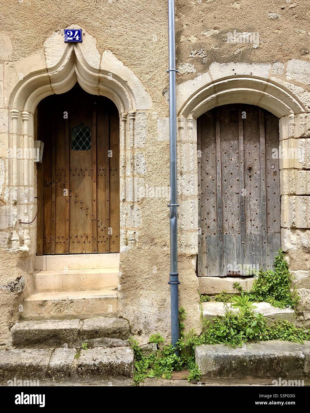 17/18. Jahrhundert Türen in Le Blanc, Indre (36), Frankreich. - Smartphone-aufgenommenes Stockfoto