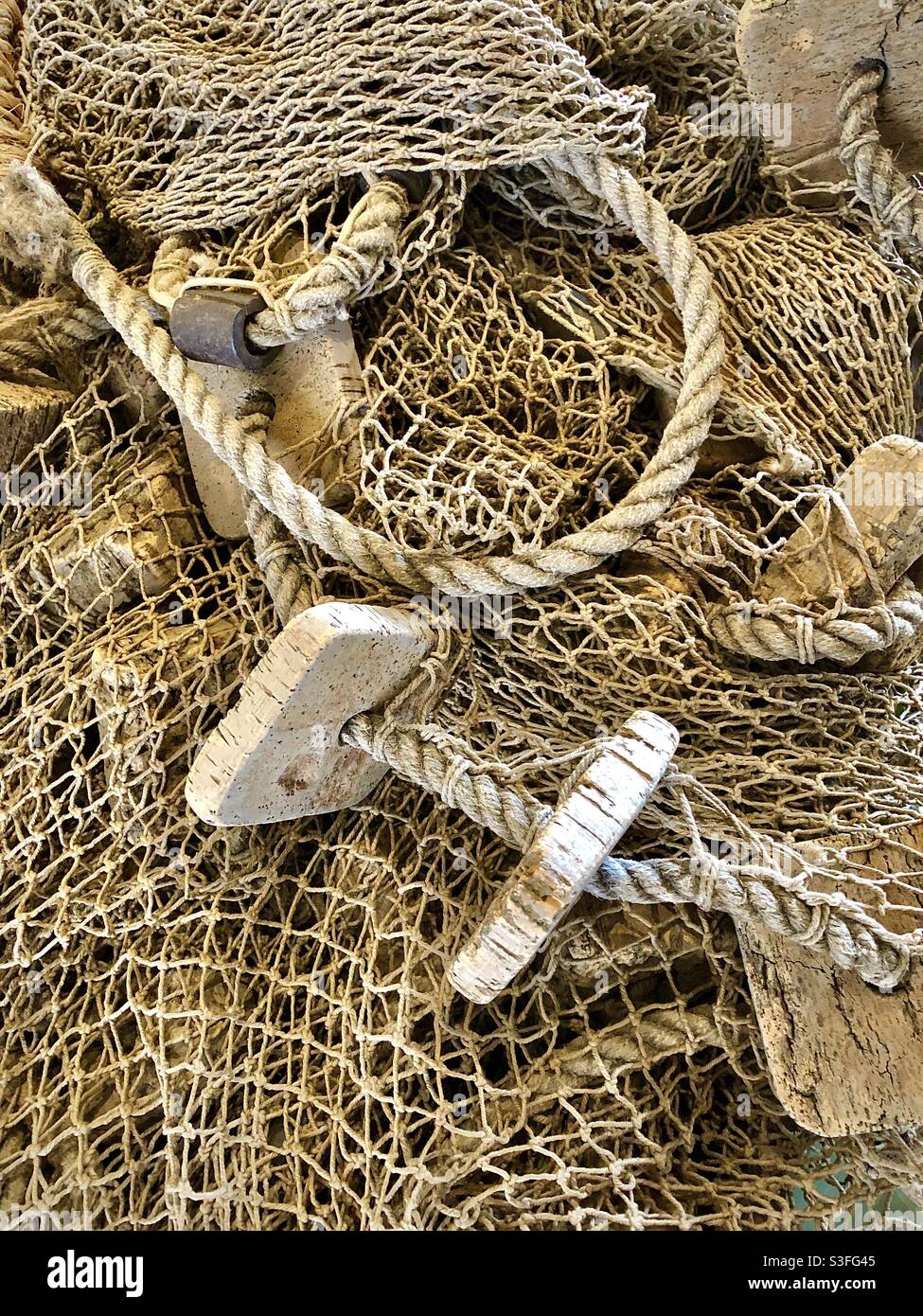 Detail des alten traditionellen Fangnetzes, das in der Fischerei auf den Seen von La Brenne 1,000 verwendet wurde - Indre (36), Frankreich. - Smartphone-aufgenommenes Stockfoto