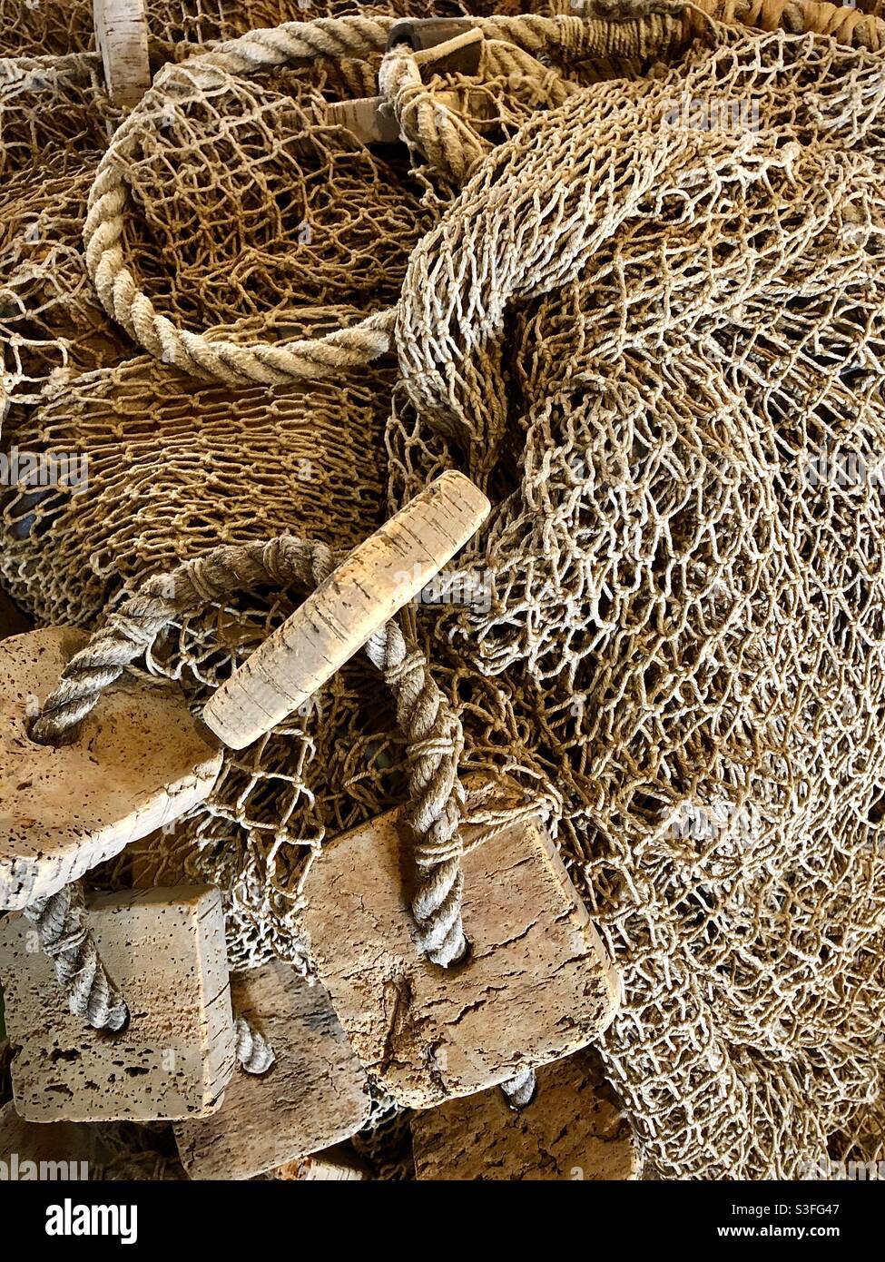Detail des alten traditionellen Fangnetzes, das in der Fischerei auf den Seen von La Brenne 1,000 verwendet wurde - Indre (36), Frankreich. - Smartphone-aufgenommenes Stockfoto