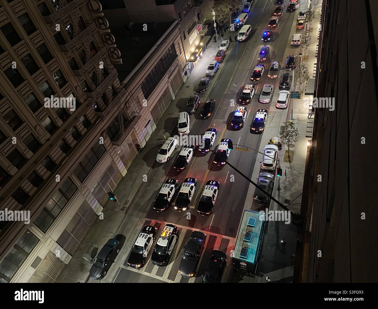 LOS ANGELES, CA, 4. NOV 2020: Ansicht von oben auf dutzende Polizeiautos, die die Hill Street in Downtown blockieren, wobei sich am Tag nach den US-Präsidentschaftswahlen die Bereitschaftspolizei zusammenstellt - Smartphone-aufgenommenes Stockfoto