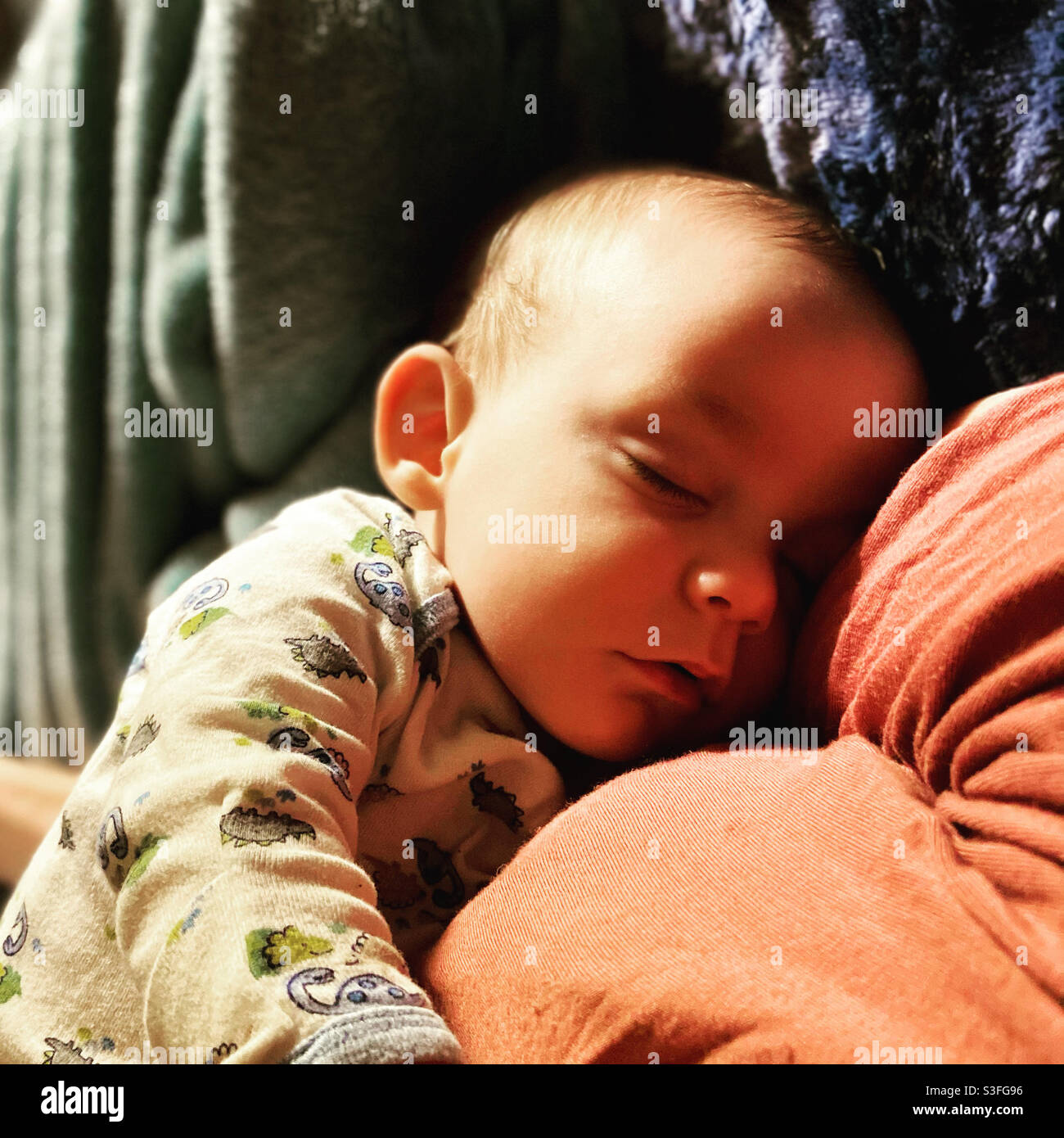 Baby kuschelt sich 🥰 Stockfoto