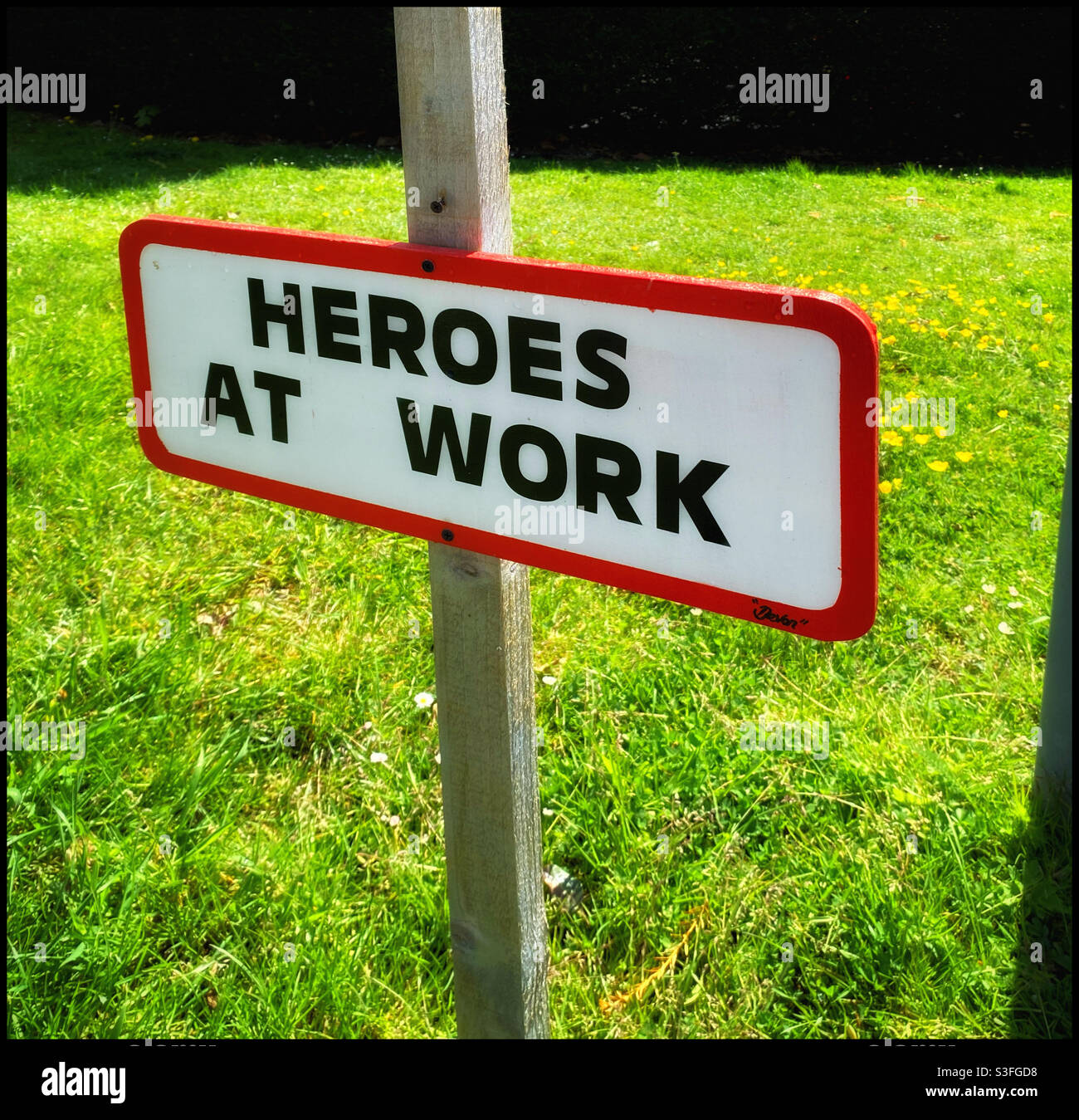 Helden bei der Arbeit - ein Schild vor einem britischen Krankenhaus während der COVID-19 Pandemie. Das Gesundheitspersonal war wirklich die Helden. Bildnachweis - ©️ COLIN HOSKINS. - Smartphone-aufgenommenes Stockfoto