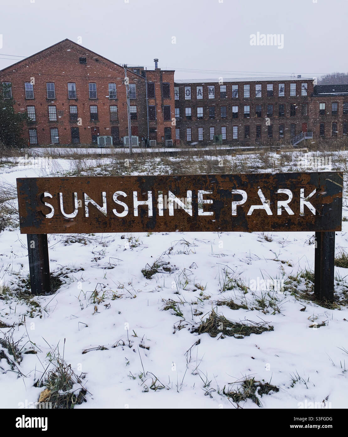 Januar, 2021, Schild, Sunshine Park, Massachusetts Museum of Contemporary Art im Hintergrund, North Adams, Brokshire County, Massachusetts, USA Stockfoto