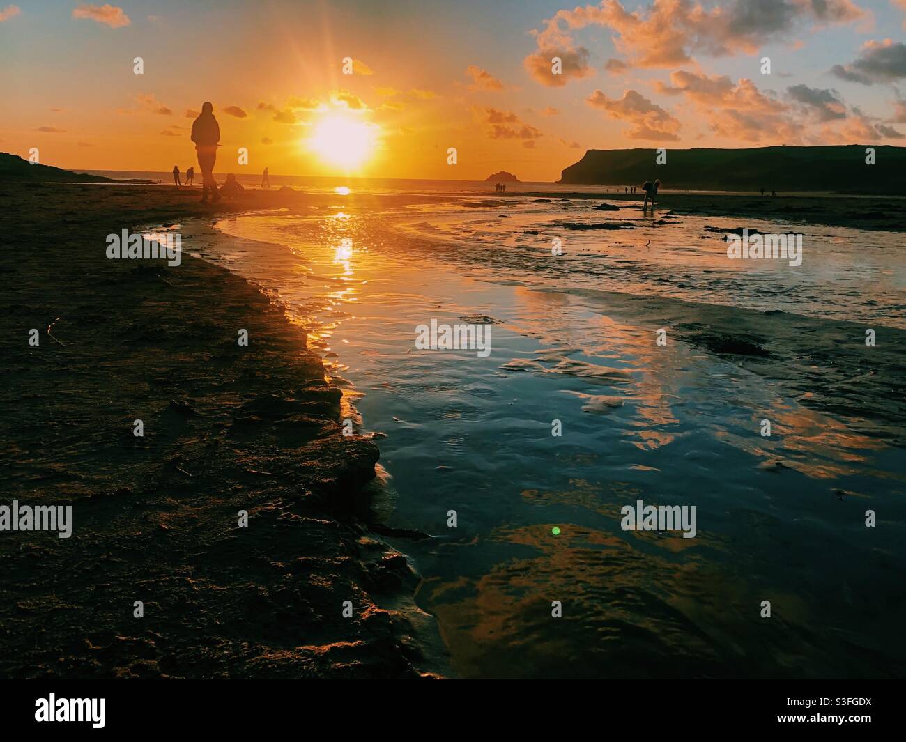 Wunderschöner Sonnenuntergang über einem Strand in Cornwall, England Stockfoto