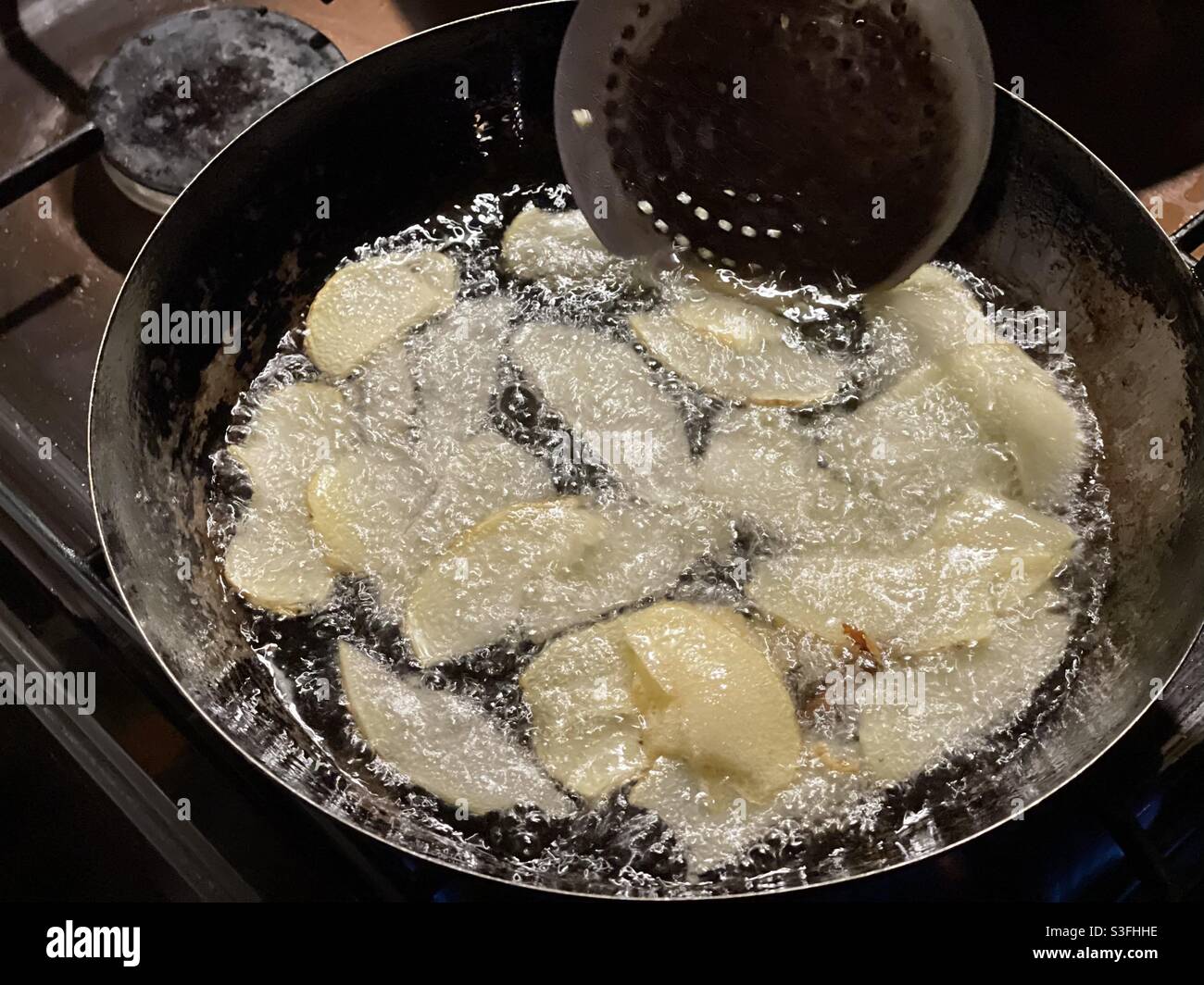 Hausgemachte Kartoffelchips werden in einer Pfanne gebraten Stockfotografie  - Alamy