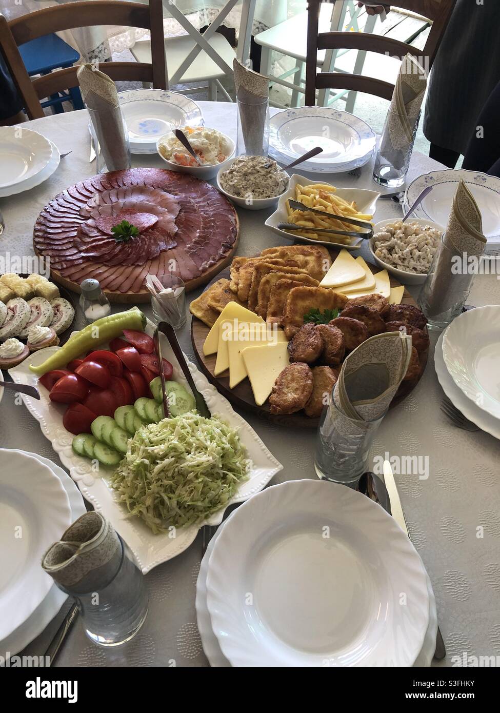 50% veganes Essen auf dem Tisch 🙌 tolle serbische Gastfreundschaft 🙏 Stockfoto