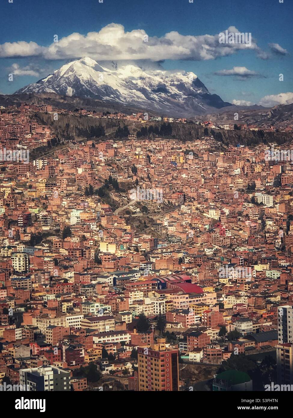 Hochwinkelansicht von La Paz, Bolivien mit dem Berg Illimani im Hintergrund Stockfoto