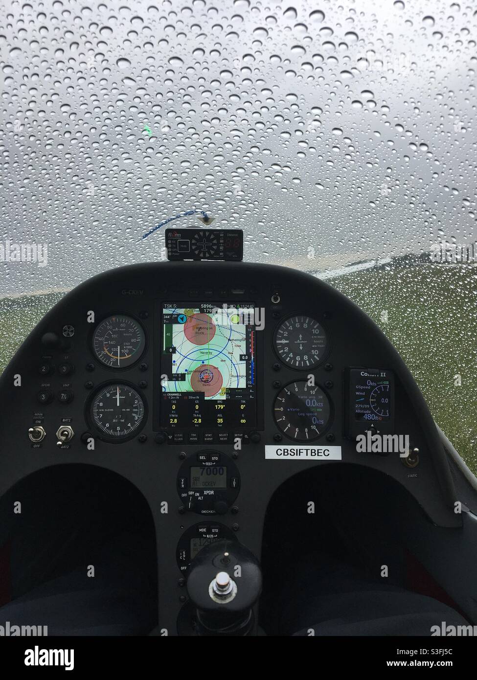 Warten auf Regenschauer, während Sie in einem Duo Discus Segelflugzeug sitzen, das zum Start bereit ist. Stockfoto