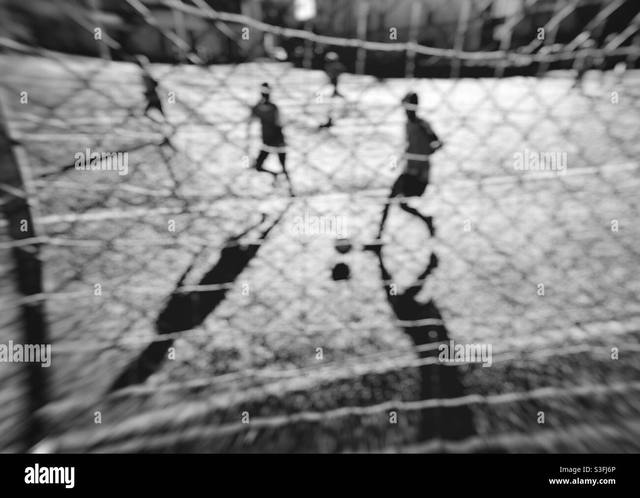 Monochrome Ansicht der jungen Menschen, die Fußball spielen. Stockfoto