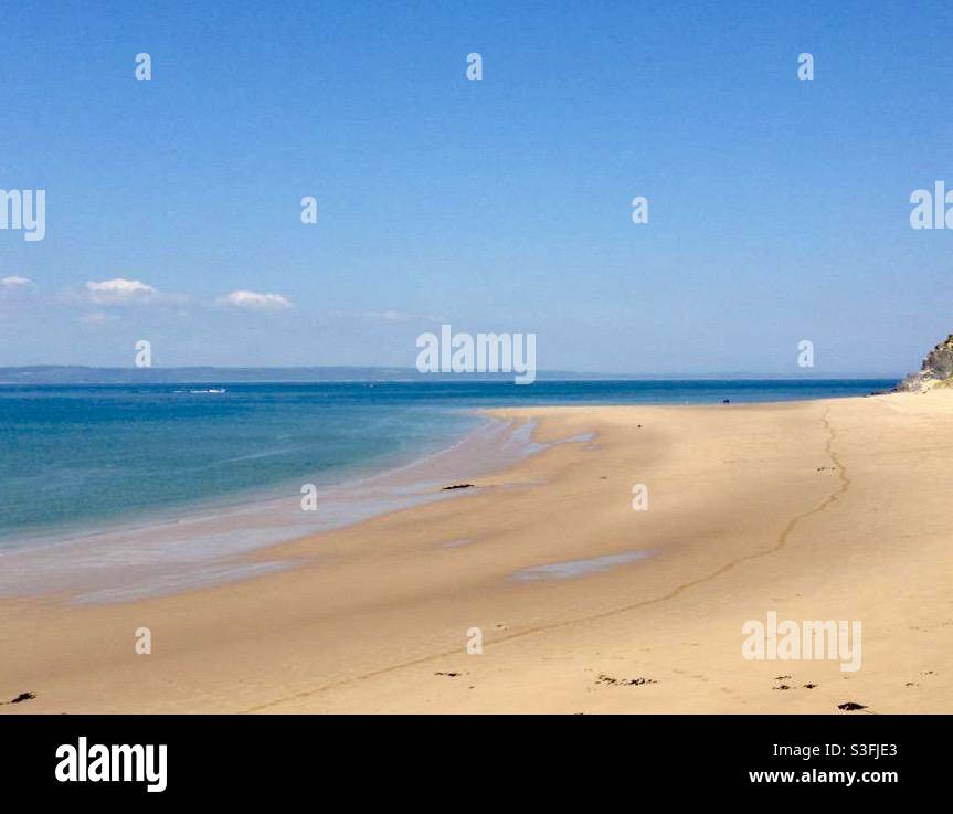 Einsamer Pembrokeshire Beach - ruhig und friedlich. Grußkarte im Postkartendesign Stockfoto