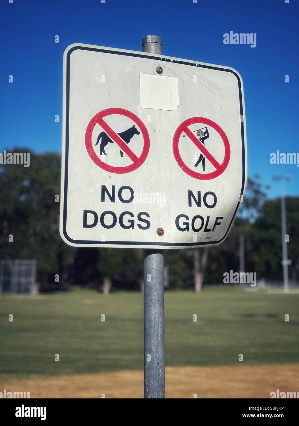 Melden Sie sich auf einem Sportplatz an und sagen Sie „Keine Hunde“ und „Nein“ Golf erlaubt Stockfoto