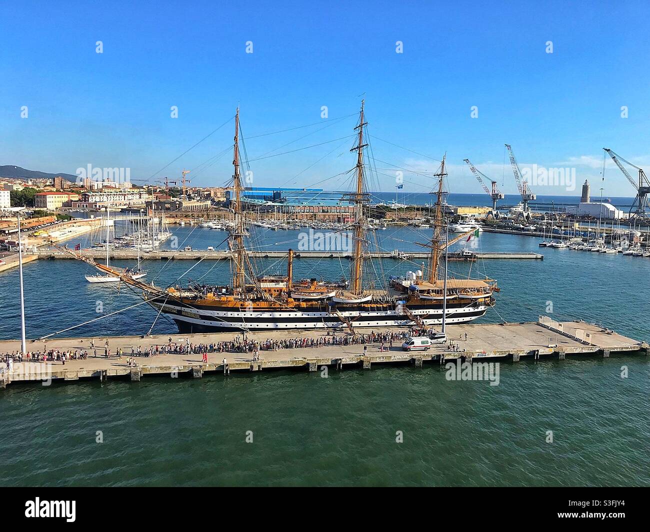 Ein großes Schiff Dock am Hafen Stockfoto