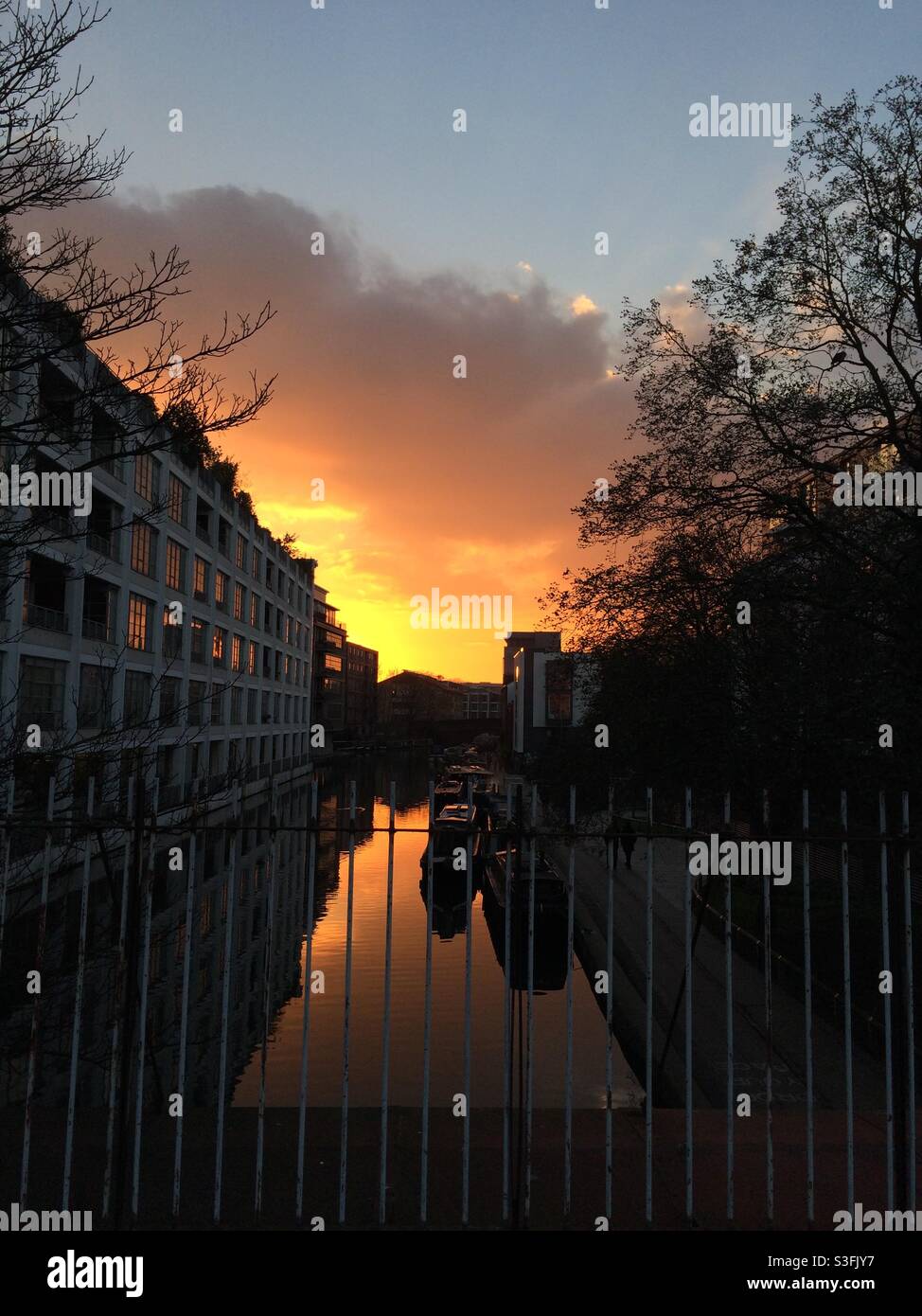 Sonnenuntergang über dem Regent’s Canal Stockfoto