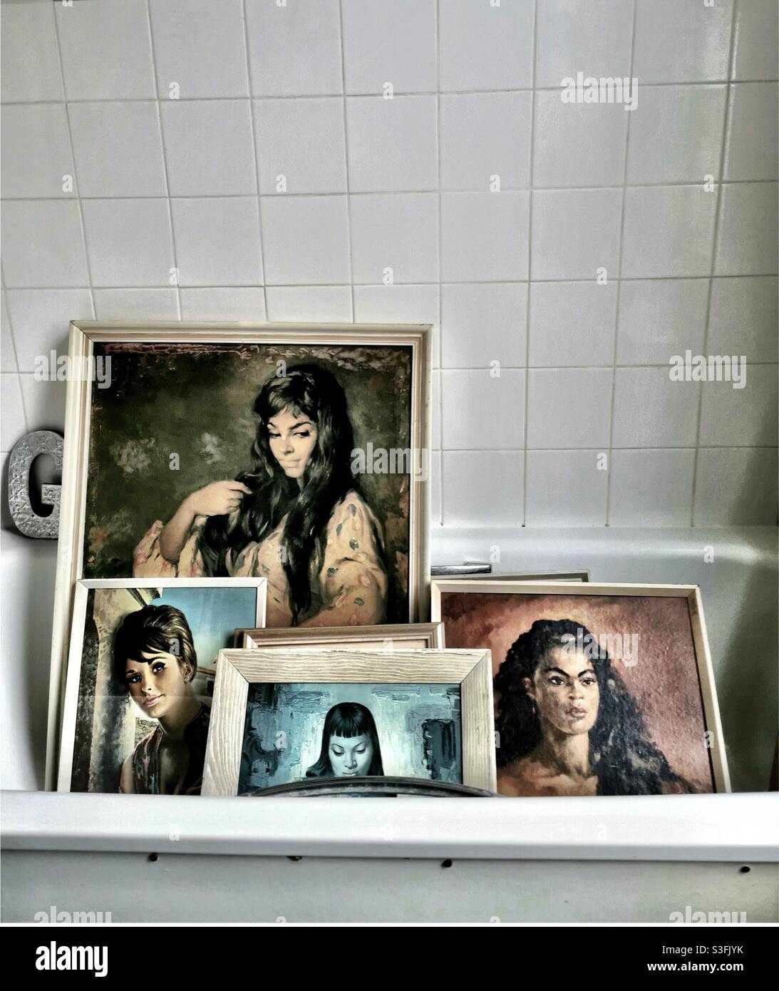 Eine Gruppe von kitschigen Bildern in einer Badewanne Stockfoto