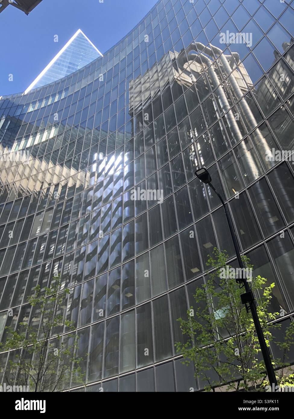 Lloyds Building spiegelt sich im Willis Building, City of London, wider. - Smartphone-aufgenommenes Stockfoto