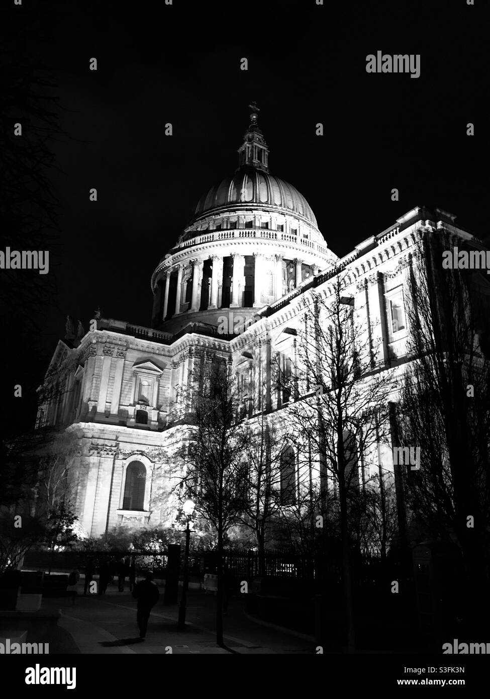 St. Paul's in der Nacht in schwarz-weiß Stockfoto