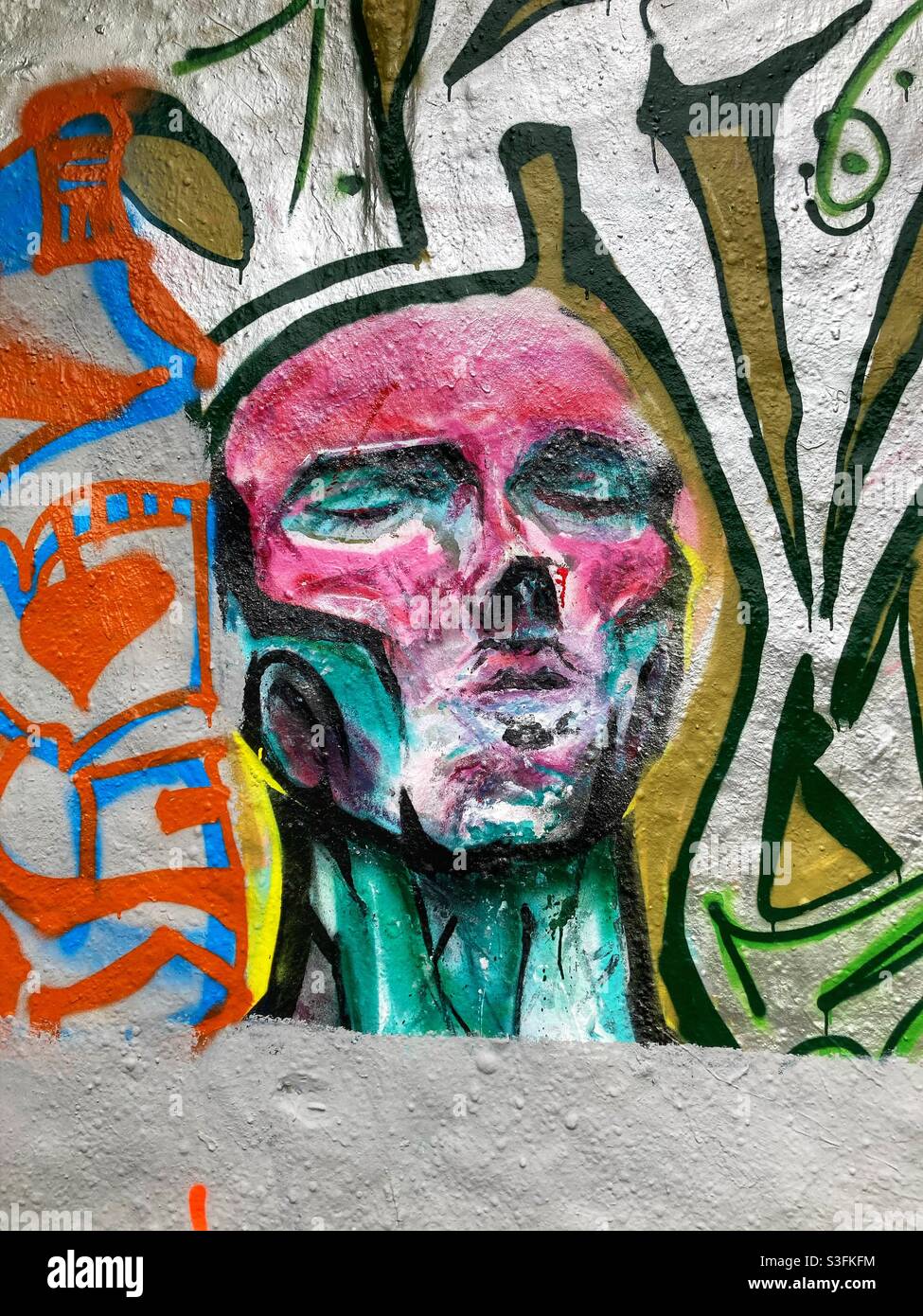 Ein Graffiti-Gesicht auf einer Mauer in Berlin Stockfoto