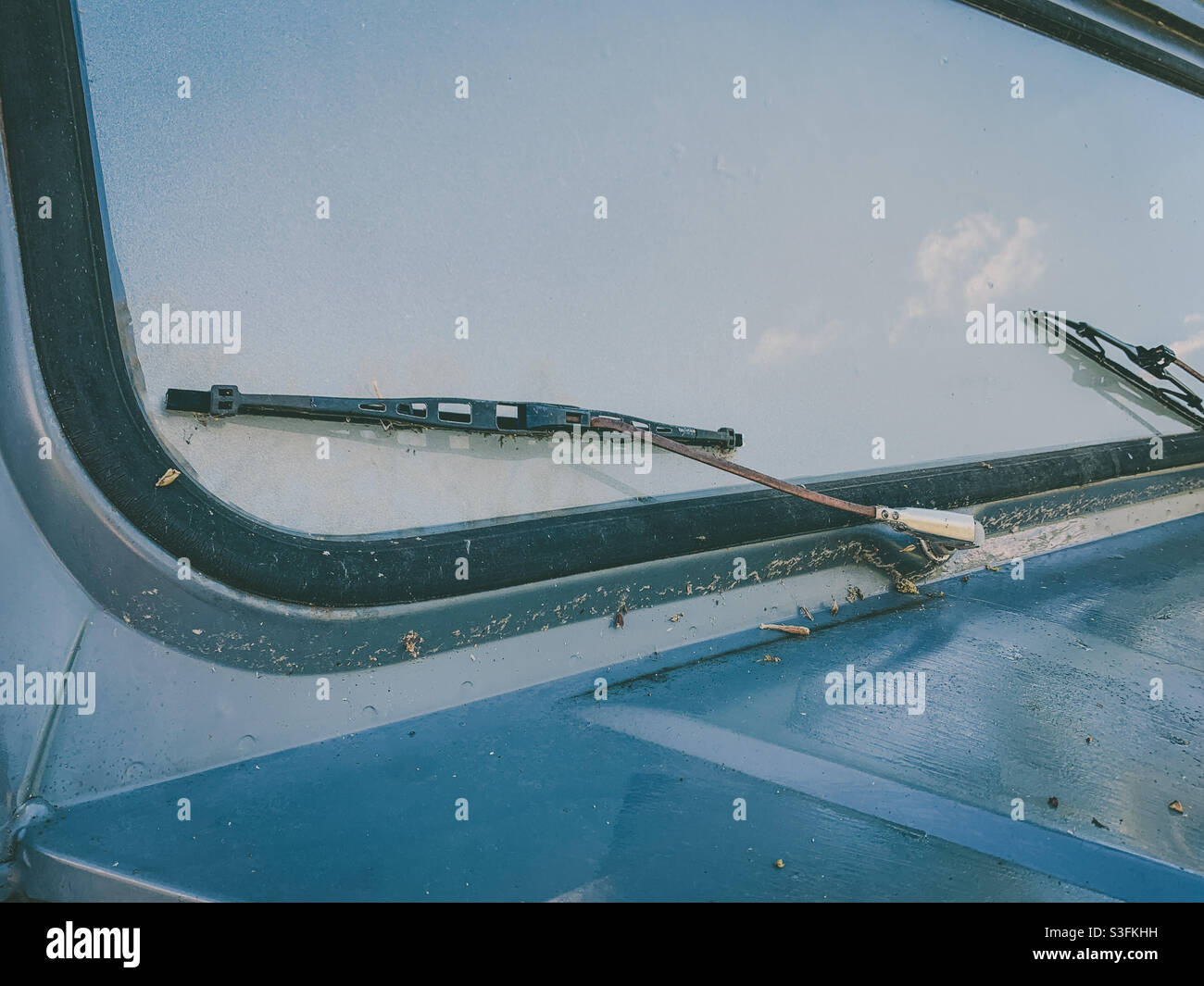 Windschutzscheibe mit Scheibenwischern. Eisiger Regen. Fahrbedingungen. Autowartung. Stockfoto