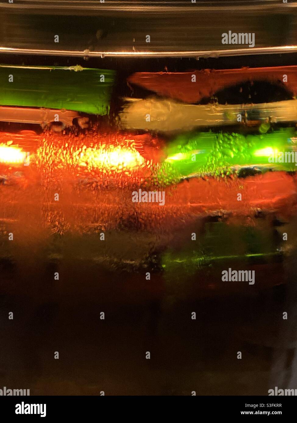 Farbenfrohes abstraktes Lichtmuster aus Glas Stockfoto
