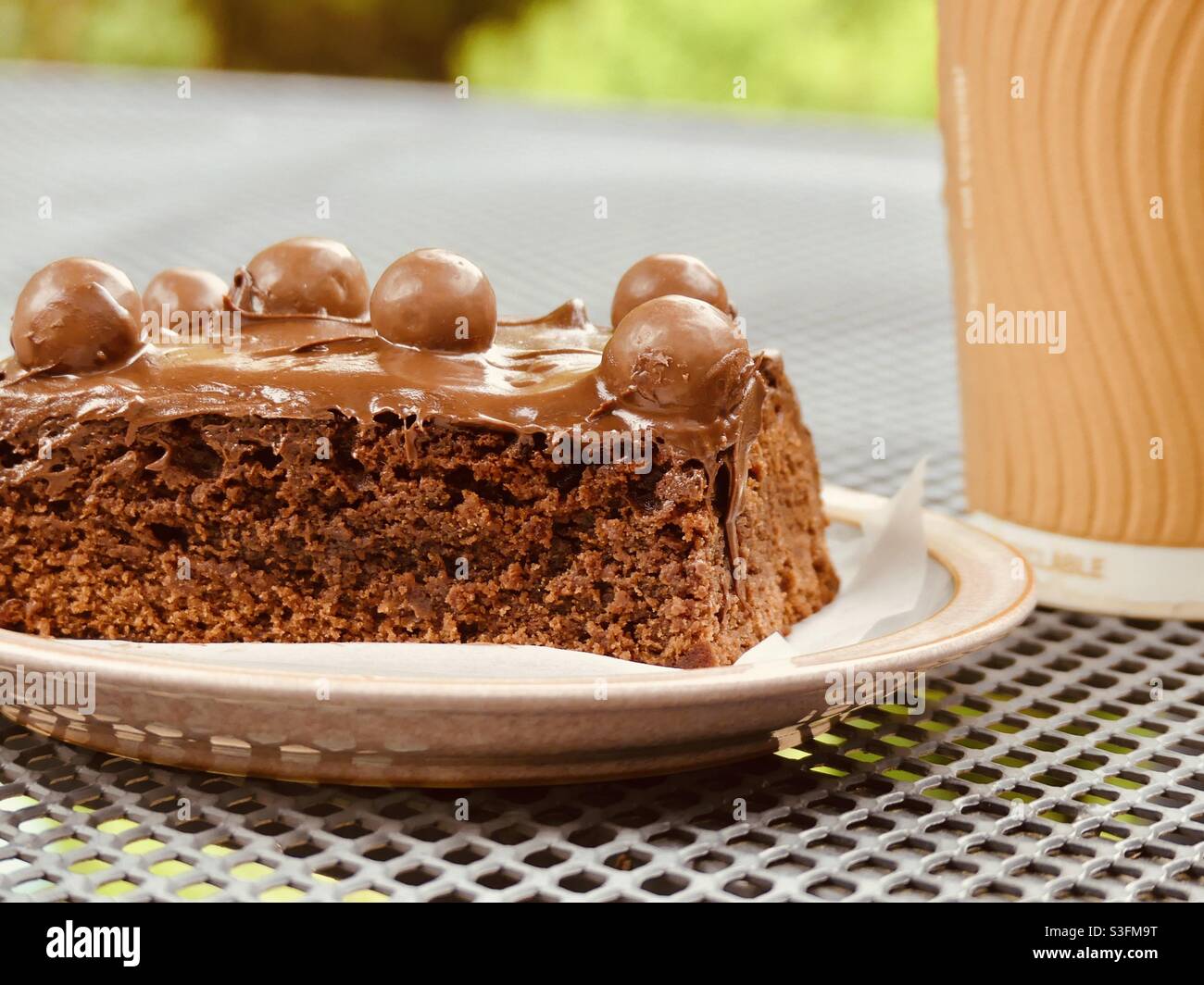 Zeit 4 ein Schokoladenbrownie 🍰 Kuchen und ein Kaffee ☕️ Pause in der Sonne Stockfoto