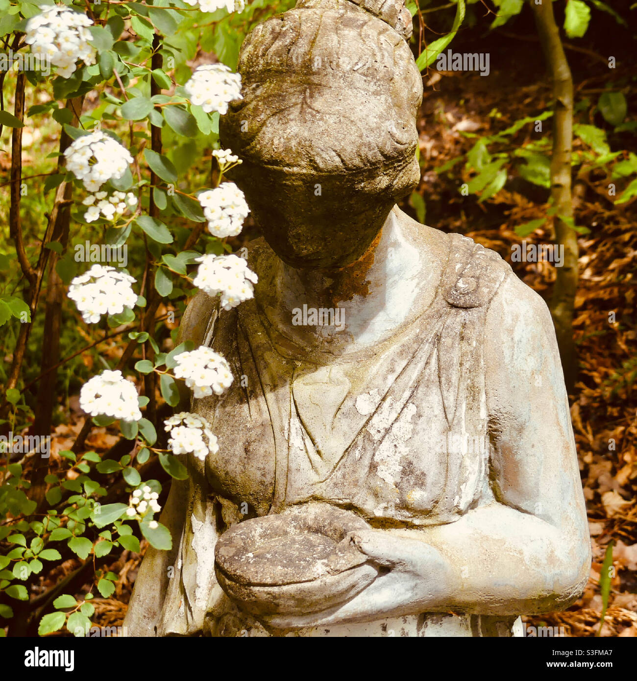 Nachdenkliche Emotion von einer Gartenstatue. Symbolisch für unsere Zeit. Xx Stockfoto