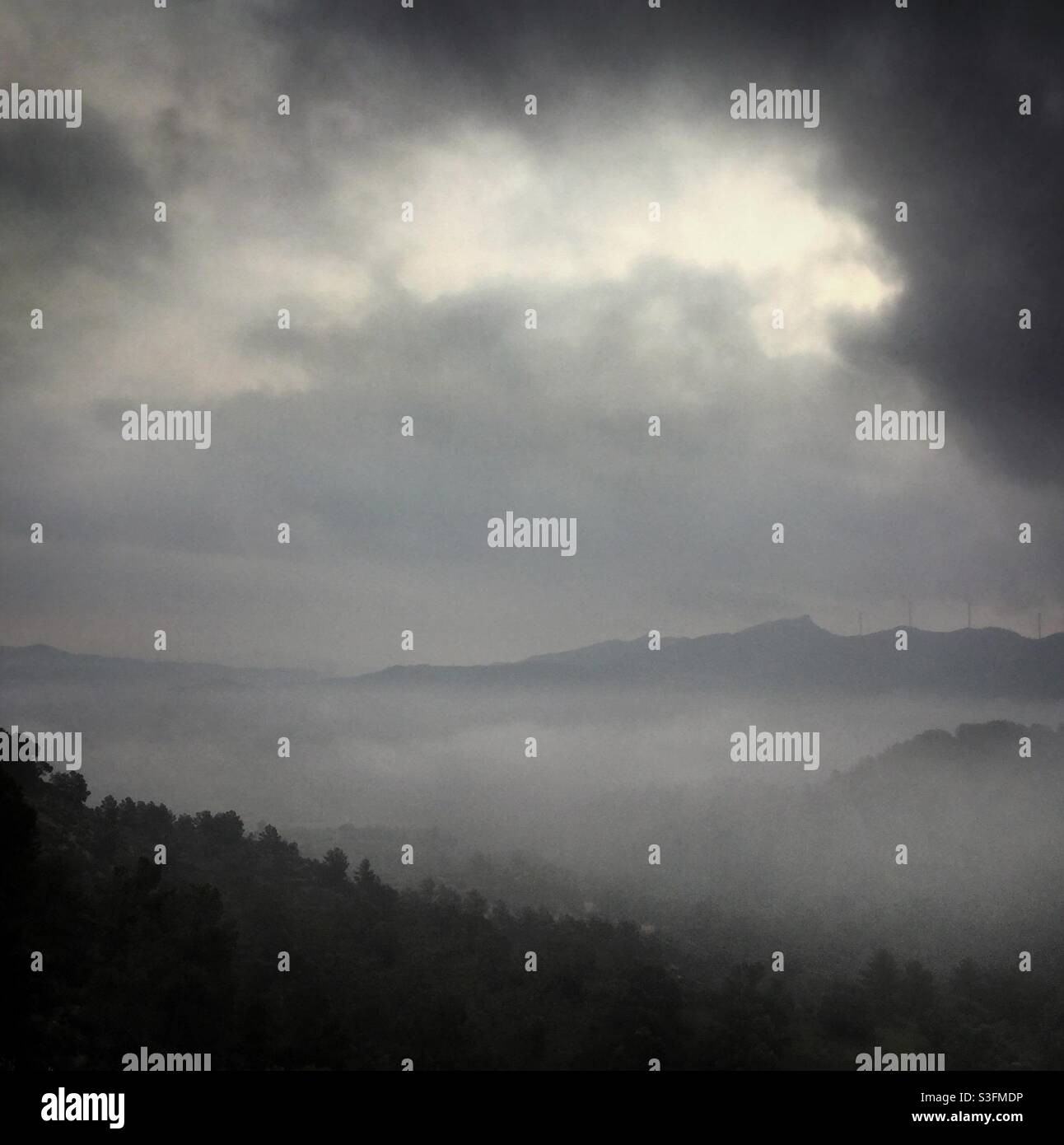Nebliger Blick auf die Berge, Katalonien, Spanien. Stockfoto