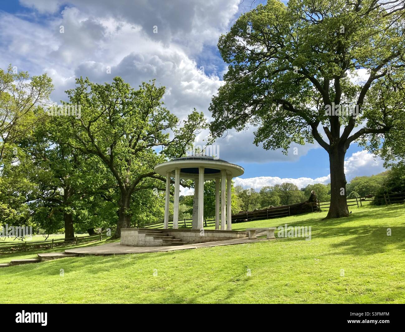 Das Magna Carta Denkmal in Runnymede Surrey England an einem sonnigen Sommertag Stockfoto