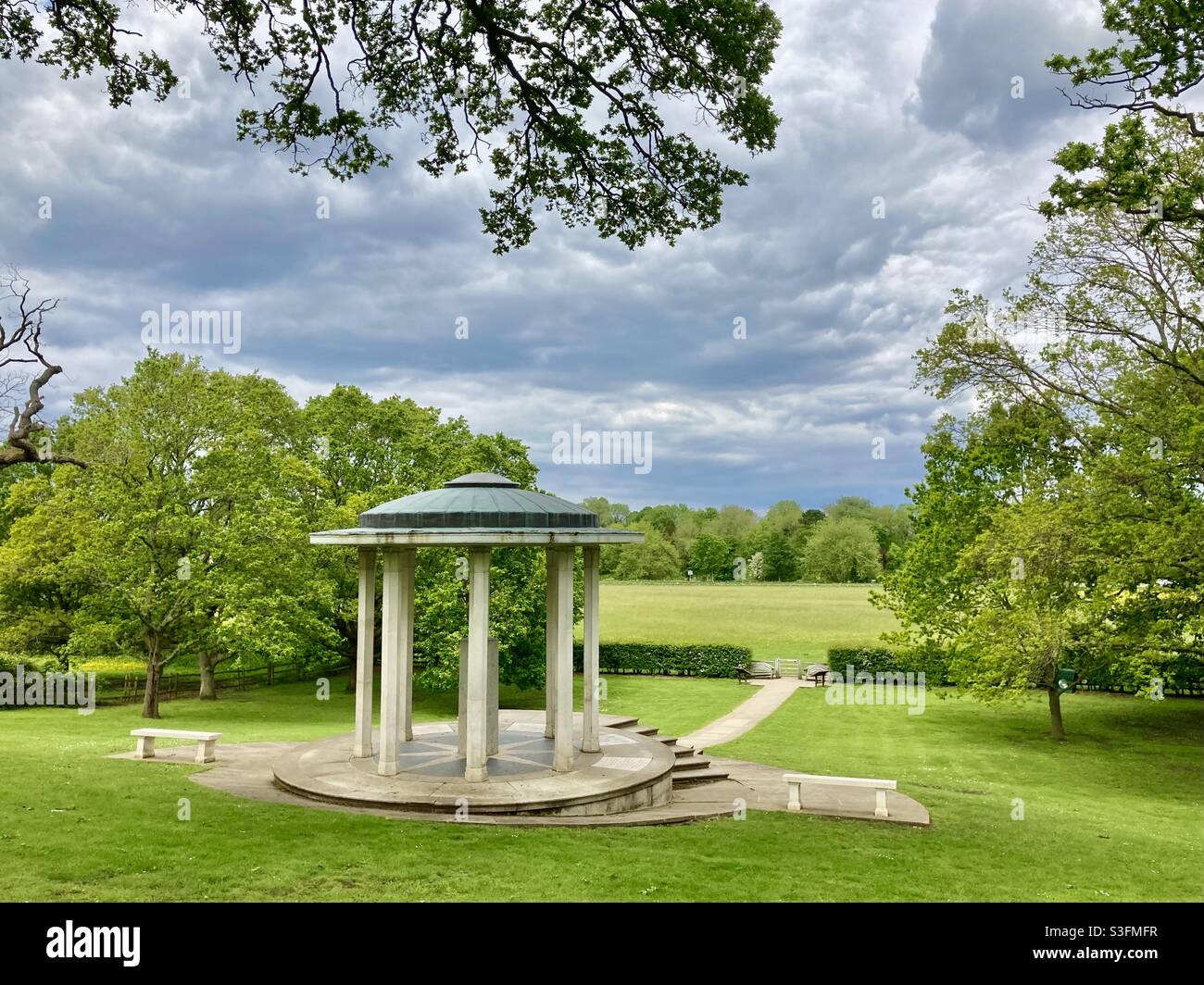 Das Magna Carta Denkmal in Runnymede Surrey England an einem Sommertag Stockfoto