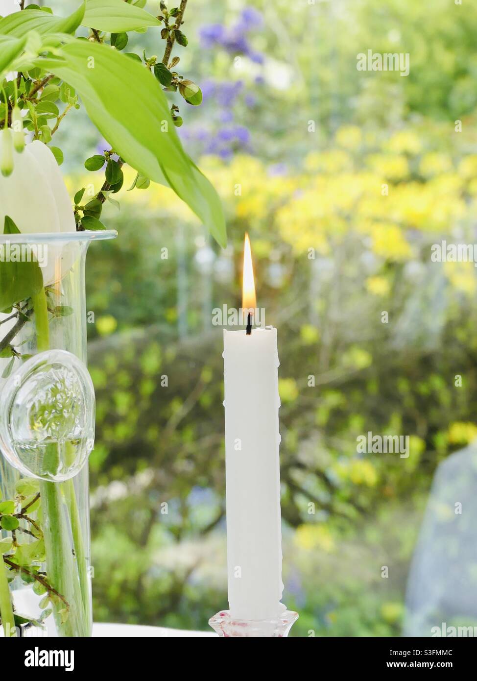 Weiße Kerze. Ruhe und Frieden. Stockfoto