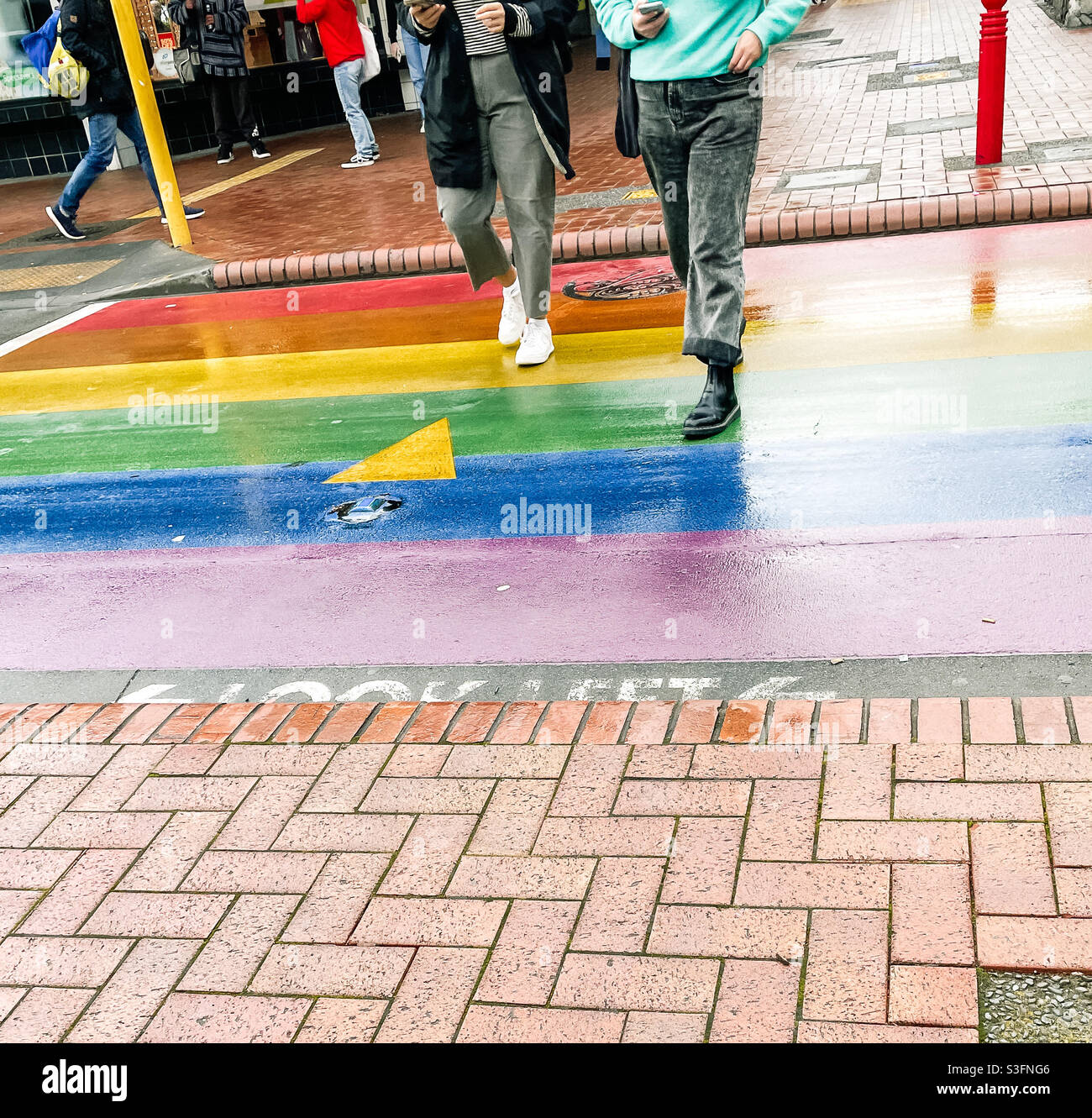 Die Menschen laufen über den Rainbow Crossing in der Cuba Street Wellington New Zealand Stockfoto