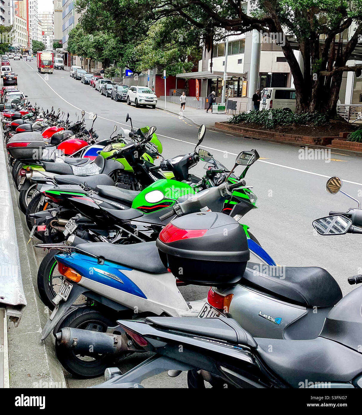Motorroller und Motorräder in Wellington, Neuseeland, geparkt Stockfoto
