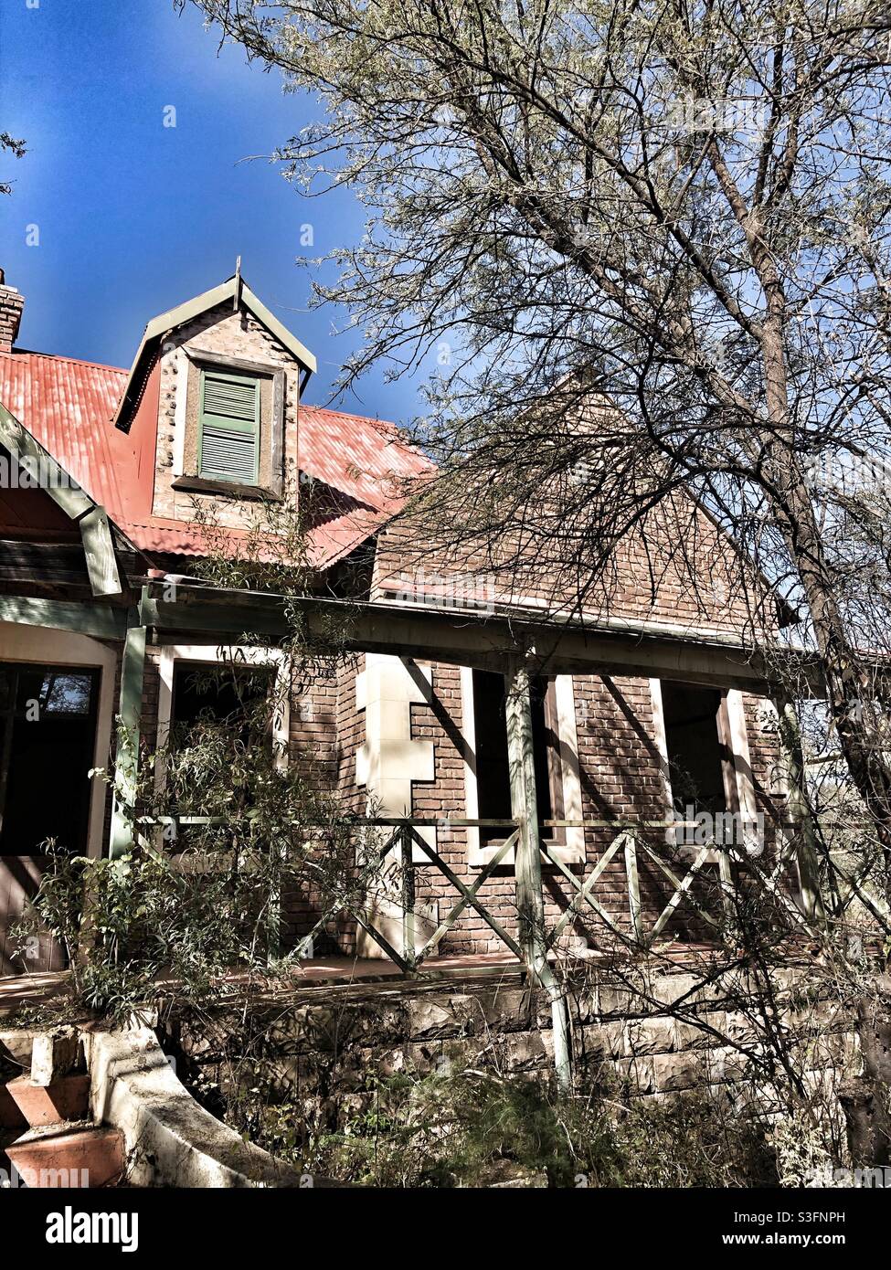 Ein verlassenes und verfallenes altes Bauernhaus mit viel Charakter auf einem Bauernhof in Südafrika Stockfoto