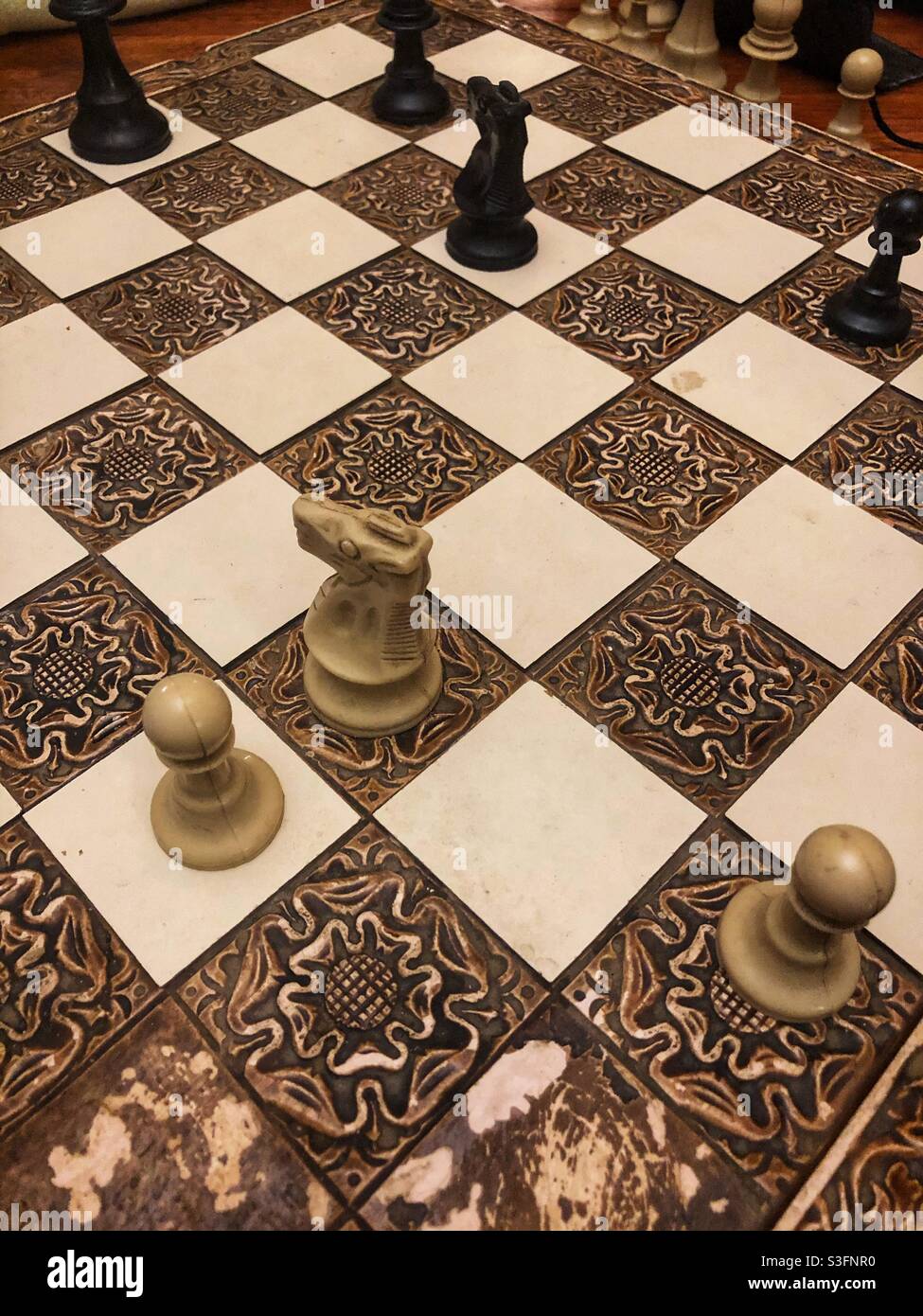 Ein braunes und weißes schrulliges Schachbrett Stockfoto