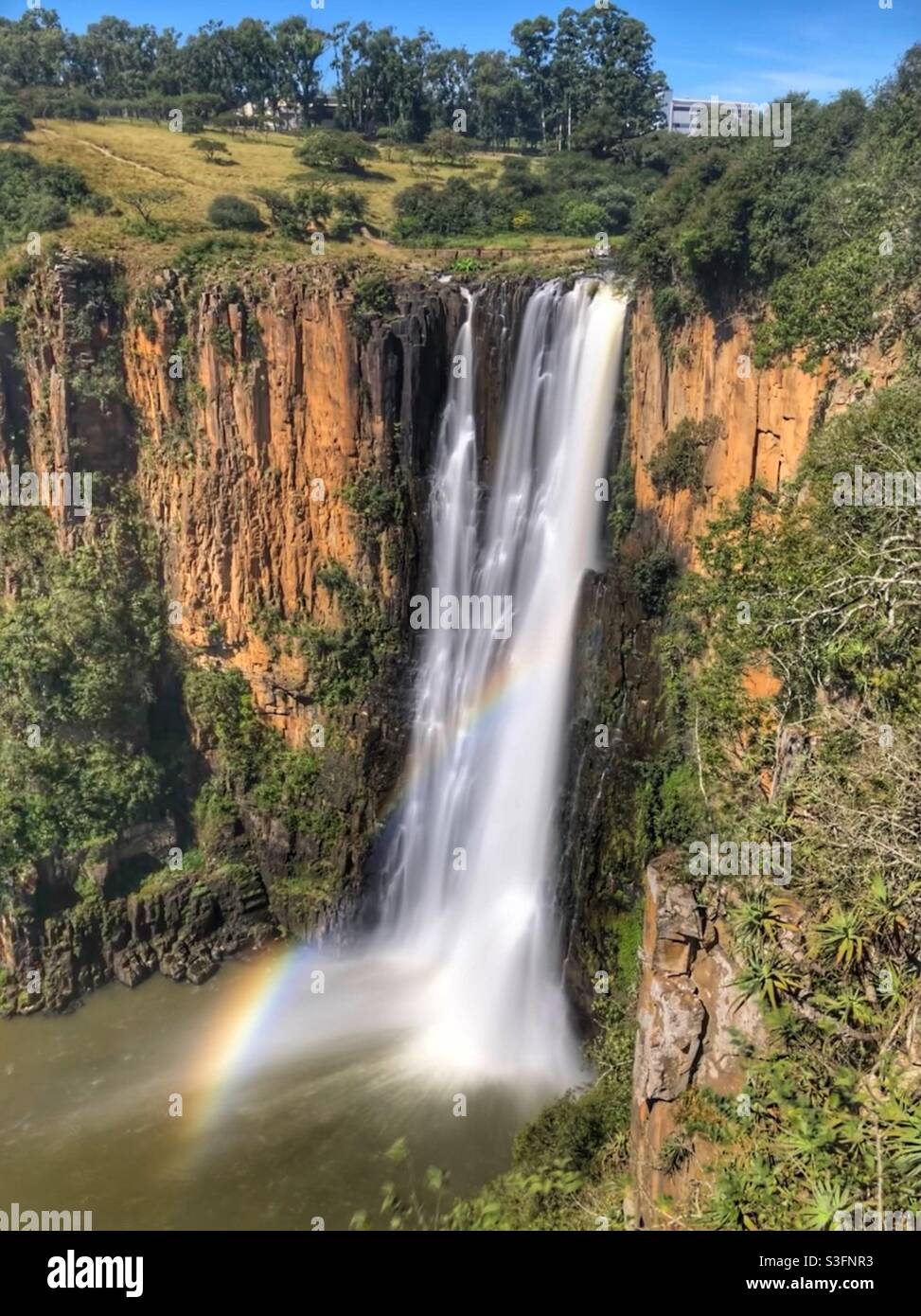 Howick Falls, Howick, Südafrika - mit einem Regenbogen am Boden Stockfoto