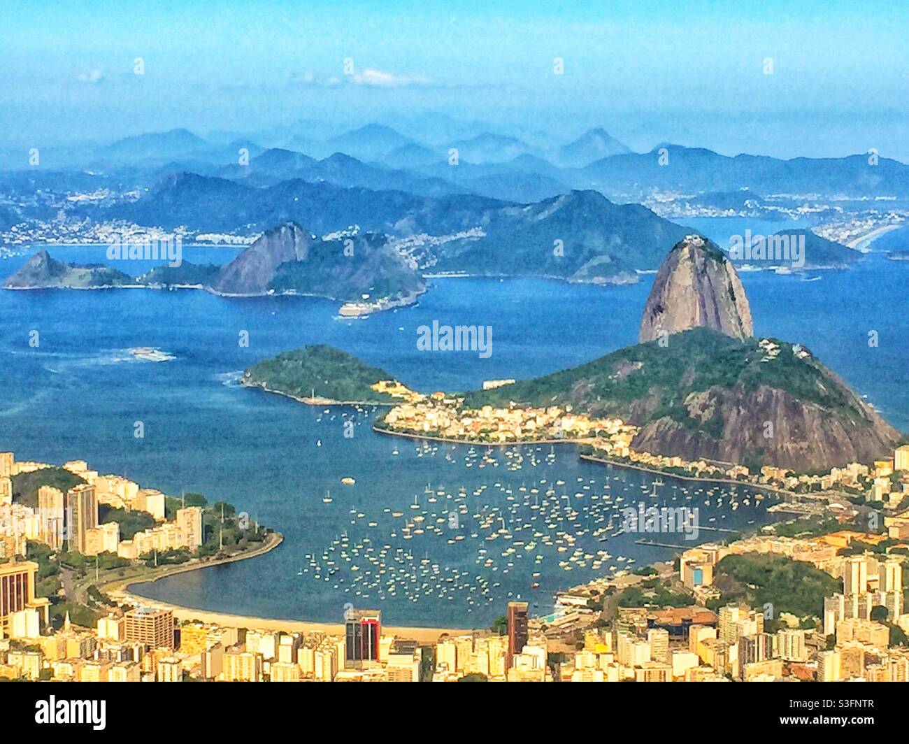 Landschaft der Guanabara Bucht mit Zuckerhut in Rio de Janeiro, Brasilien, aus Corcovado Stockfoto