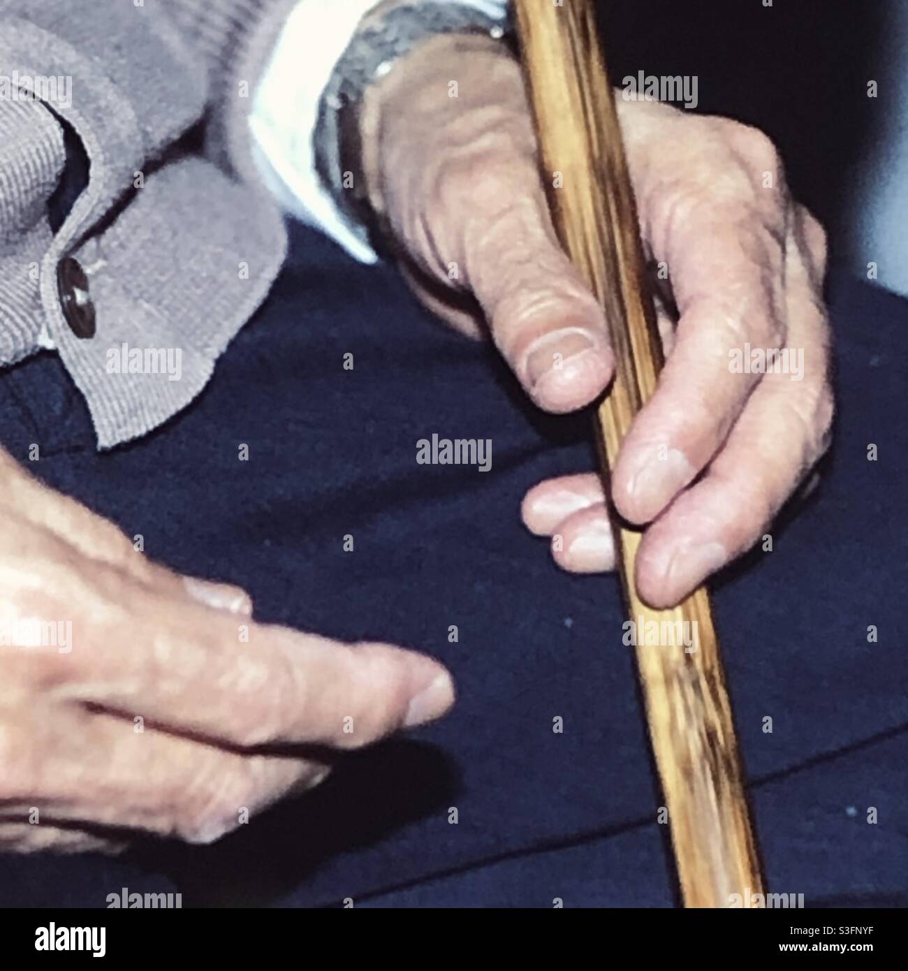 Die Hand älterer Frauen hält Essstäbchen - Smartphone-aufgenommenes Stockfoto