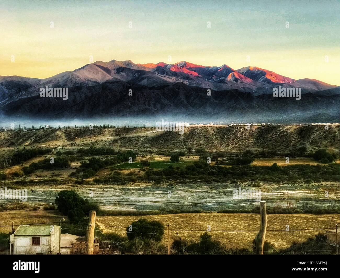 Morgenlicht auf den Bergen in der Nähe von Cachi, Provinz Salta, Nordargentinien - Smartphone-aufgenommenes Stockfoto