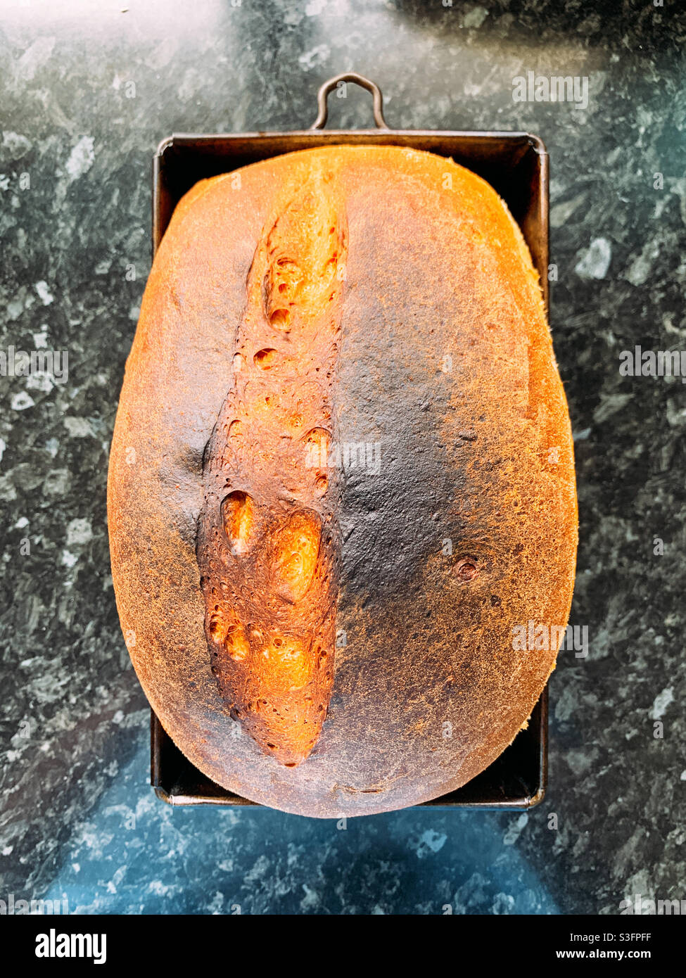 Selbstgekochtes Weißbrot noch in der Brotdose Stockfoto