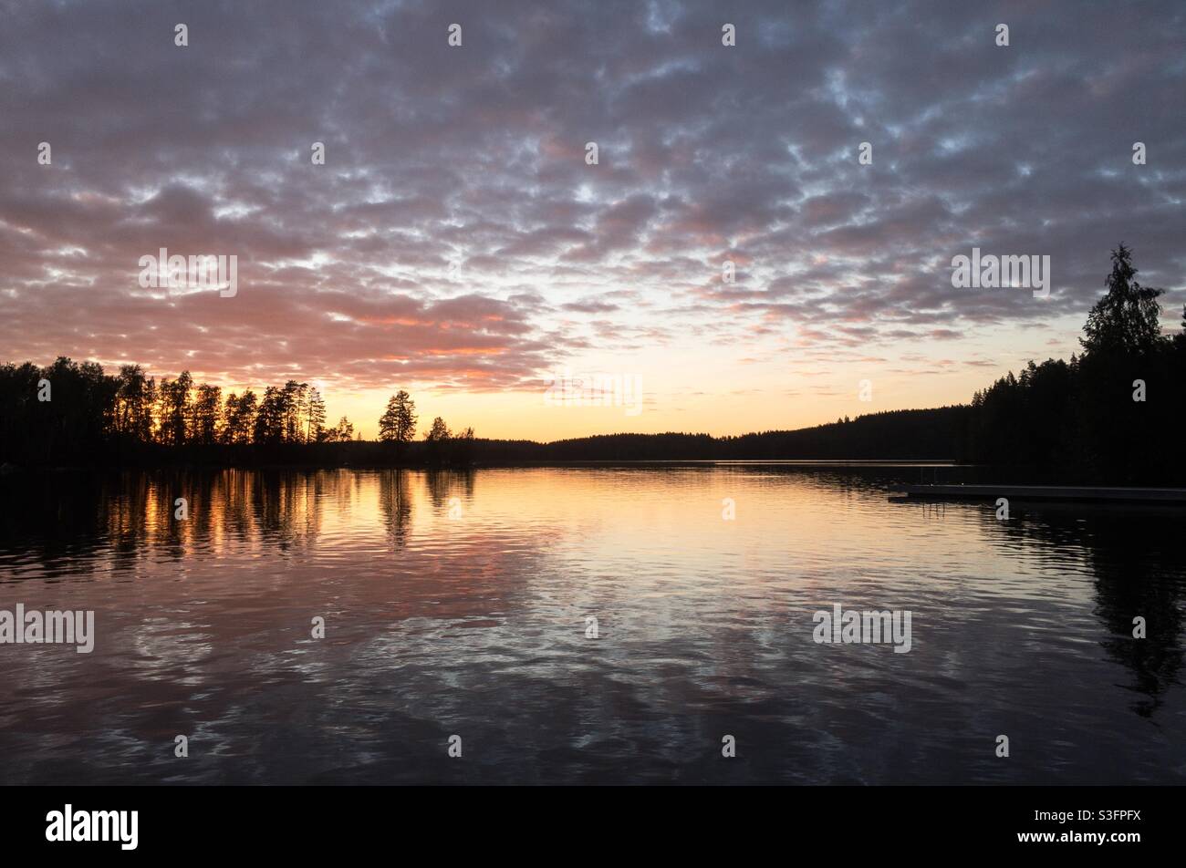 Finnische Mittsommernacht in Mittelfinnland, fast Mitternacht. Lake Peurunka, Laukaa. Stockfoto