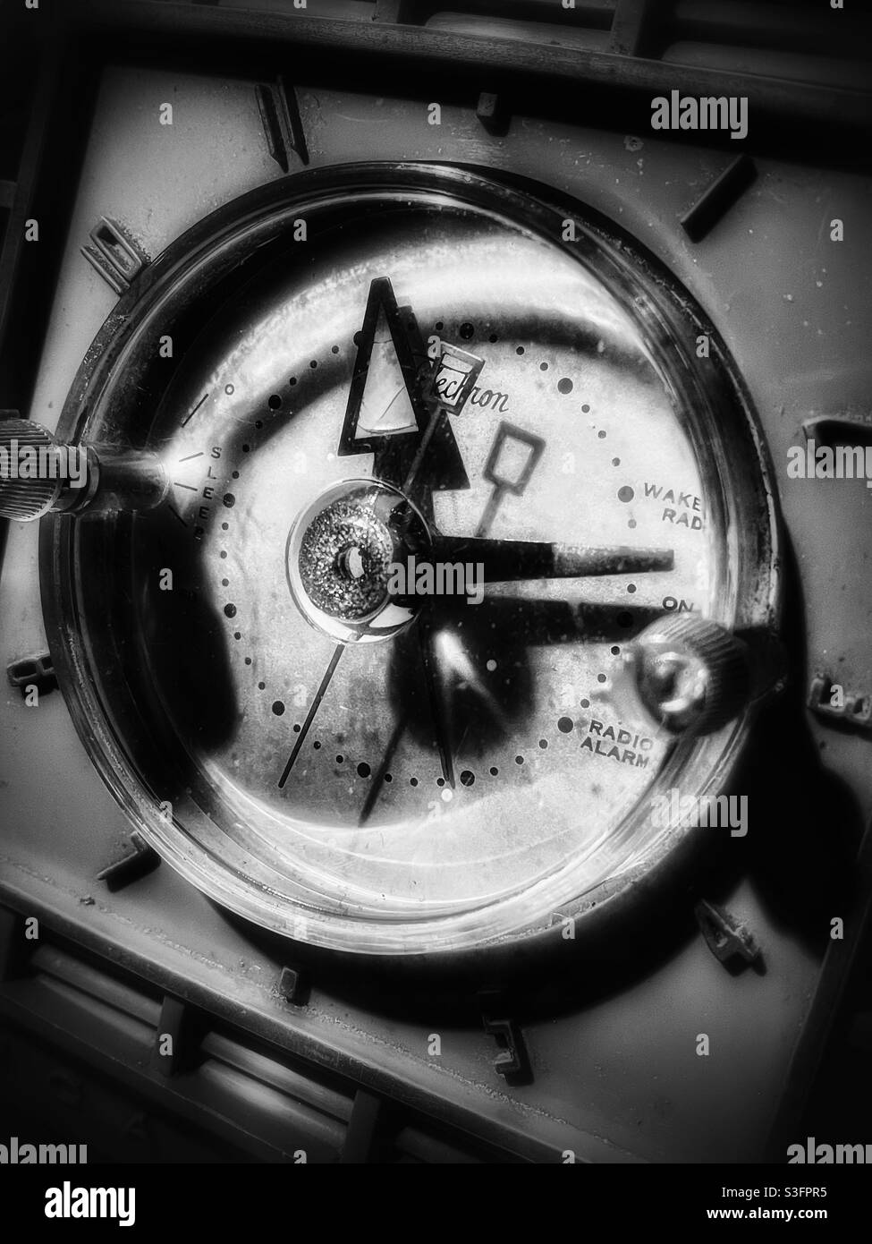 Vintage RCA Uhrenradio in Schwarz und Weiß Stockfoto