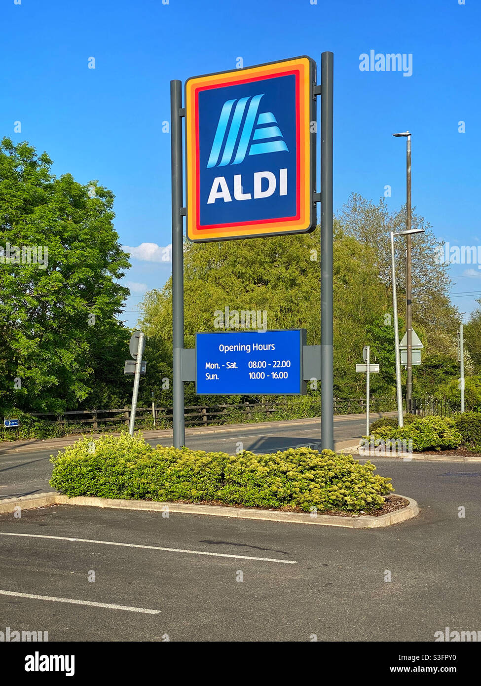Das kultige ALDI-Logo auf einem großen Schild vor einem ihrer englischen Einzelhandelsgeschäfte. Aldi ist einer der großen britischen Discounter und gewinnt schnell an Marktanteilen. Foto ©️ COLIN HOSKINS. - Smartphone-aufgenommenes Stockfoto