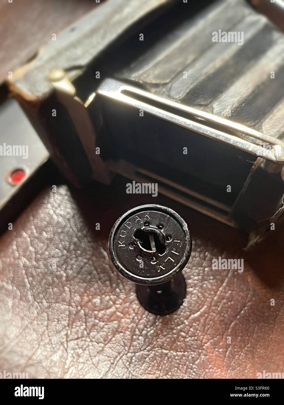 Vintage Kodak Filmspindel neben Faltenbalg und Kameragehäuse, USA - Smartphone-aufgenommenes Stockfoto