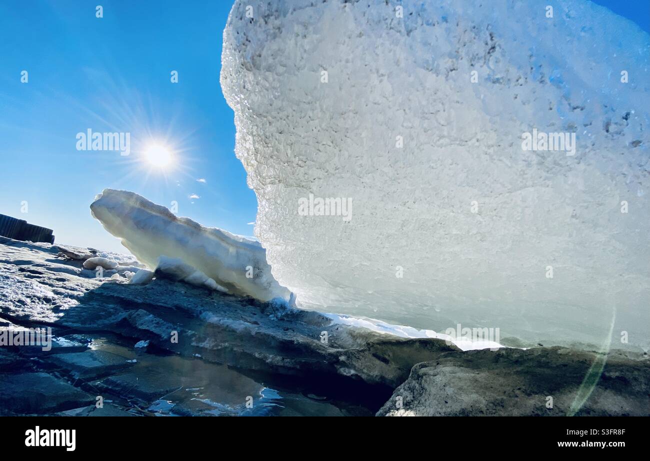 Beachene Eisschollen im Kotzebue Sound nach dem jährlichen Frühjahrsbruch von Meer- und Flusseis in der arktischen Region Alaskas. Kotzebue, Alaska, USA Stockfoto