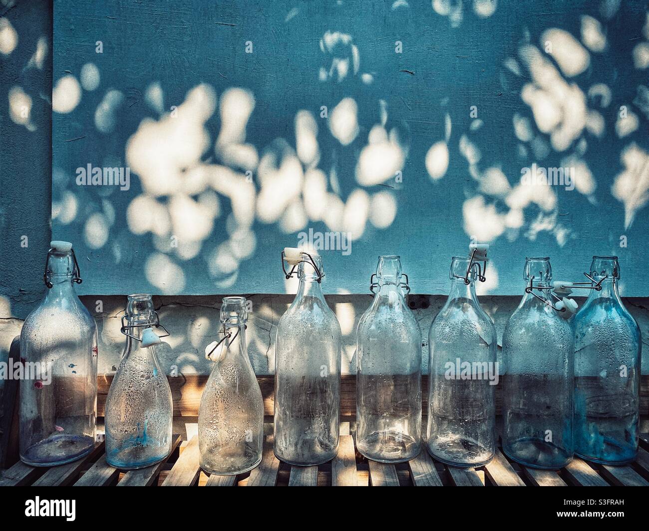 Reihe einer leeren Glasflasche im Freien Stockfoto