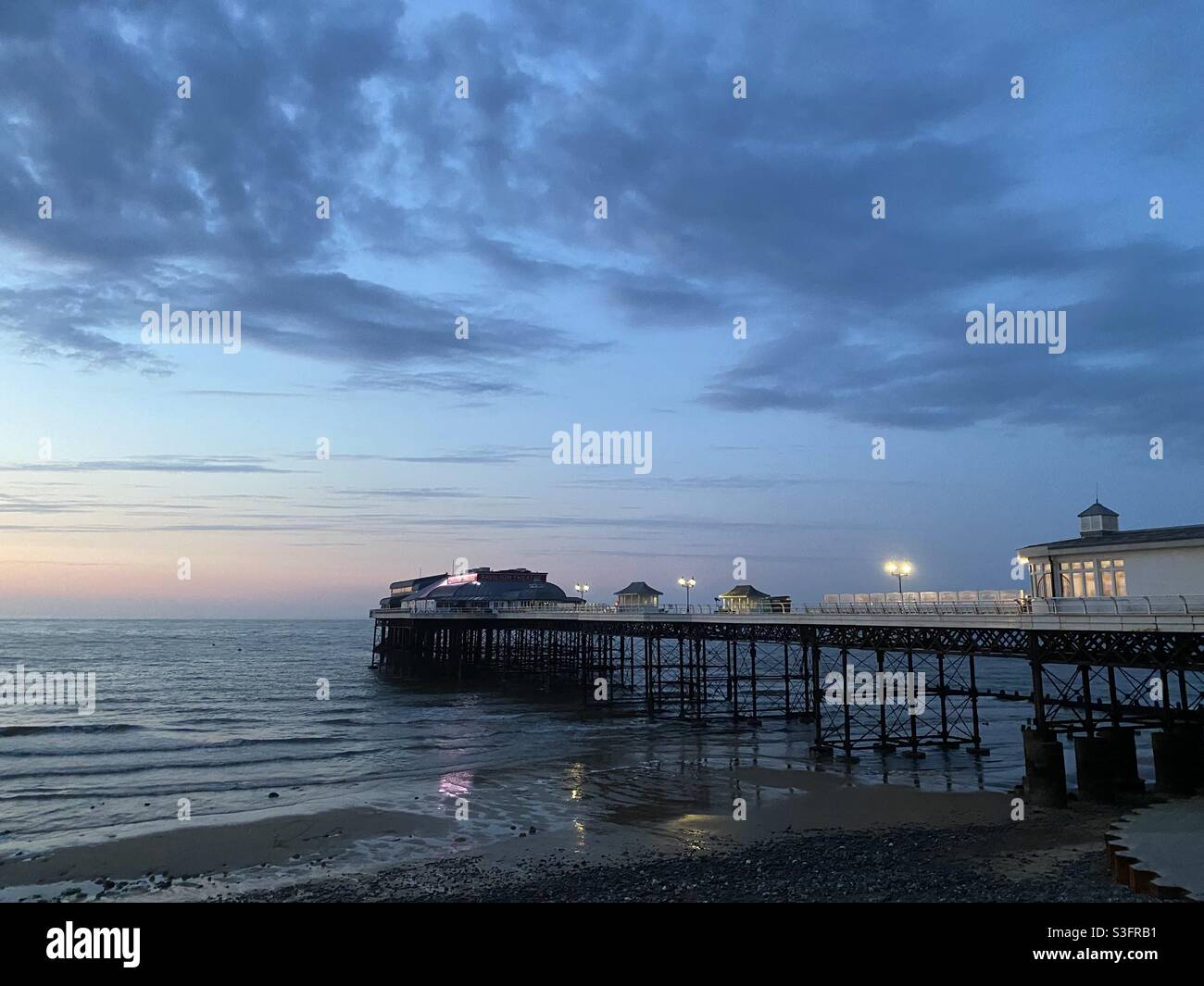 Cromer Pier an einem Sommerabend, beleuchtet, wenn die Sonne untergeht. Norfolk, Großbritannien Stockfoto