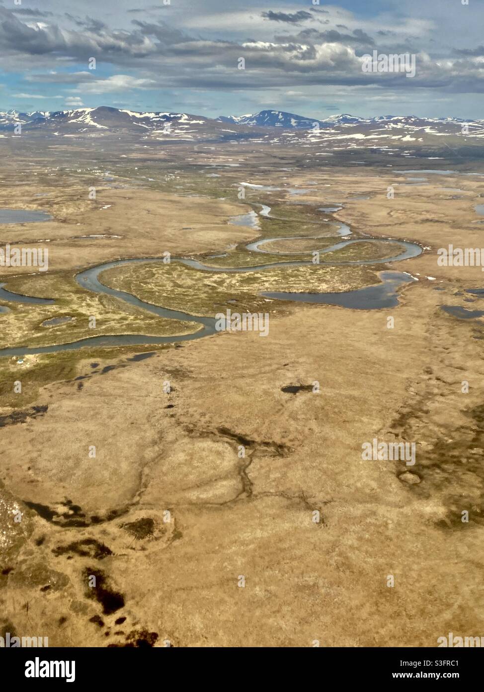 Luftaufnahme der alaskischen Tundra während des Frühlings-Tauens. Nome, Alaska, USA Stockfoto