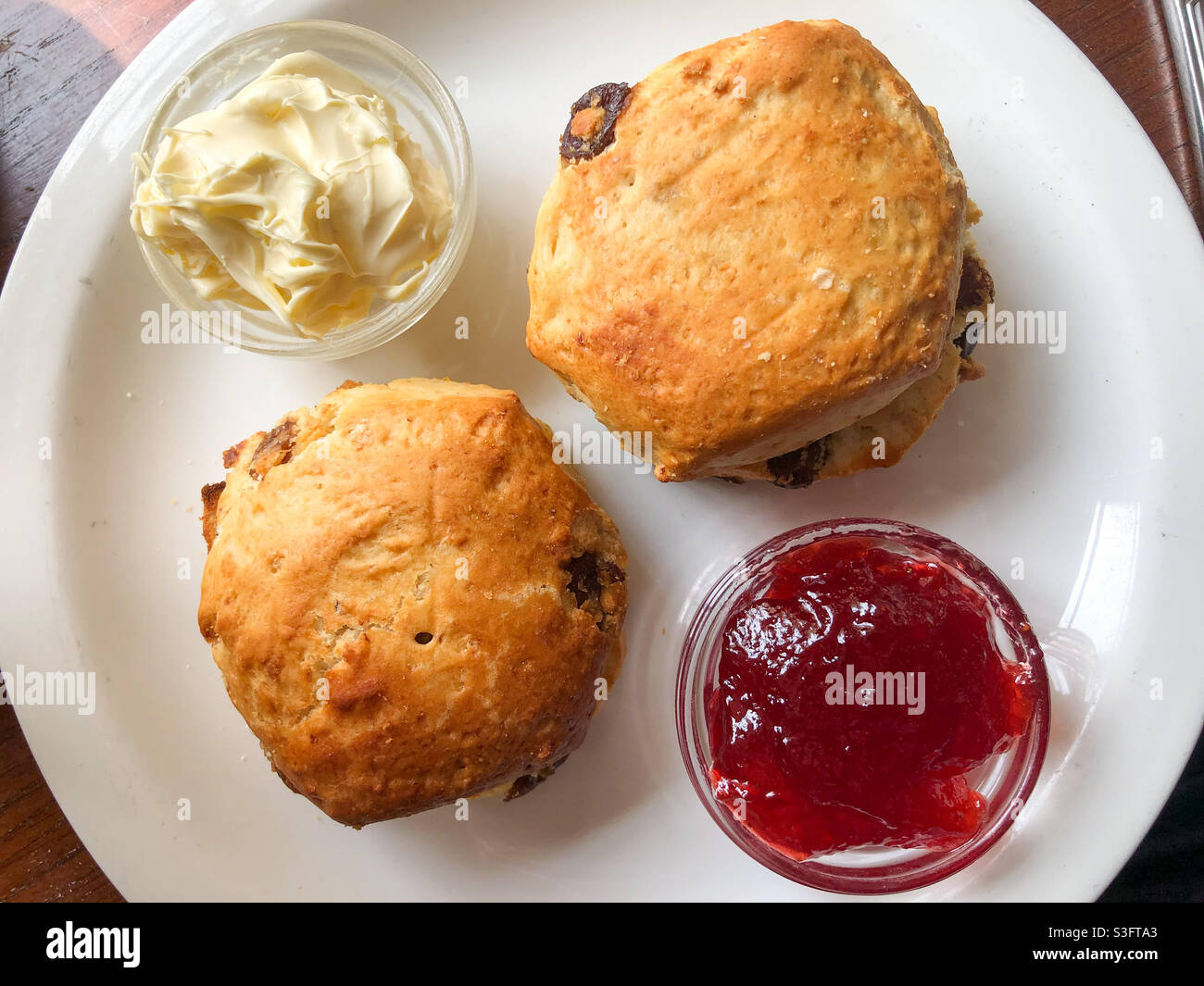 Cremetee mit Scones, Marmelade und gerinnter Creme. Stockfoto