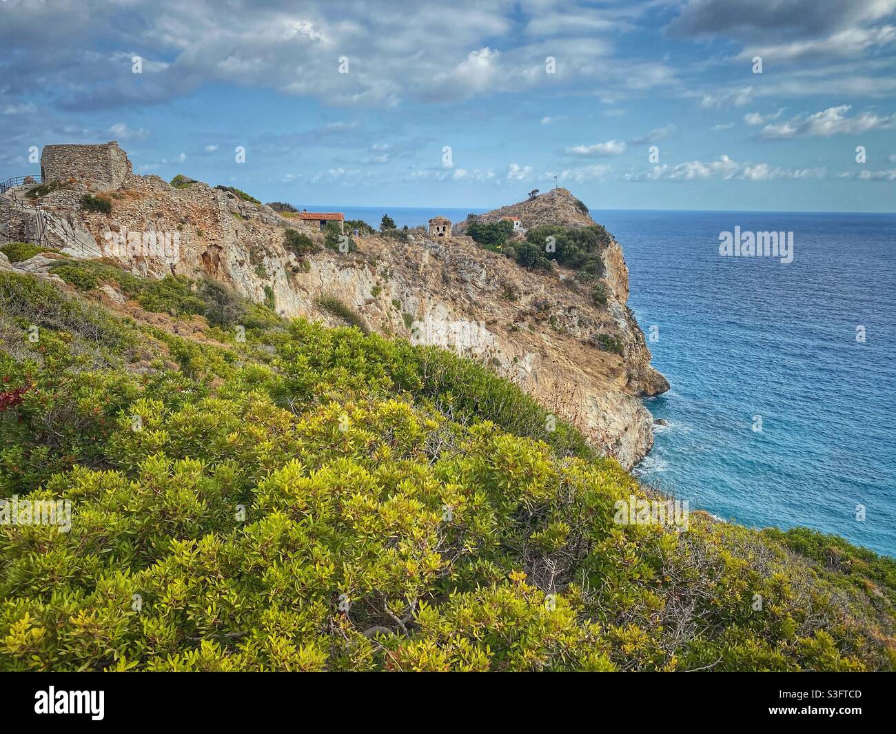 Ruinen der Festung Kastro im Norden der Insel Skiathos, Griechenland. Stockfoto